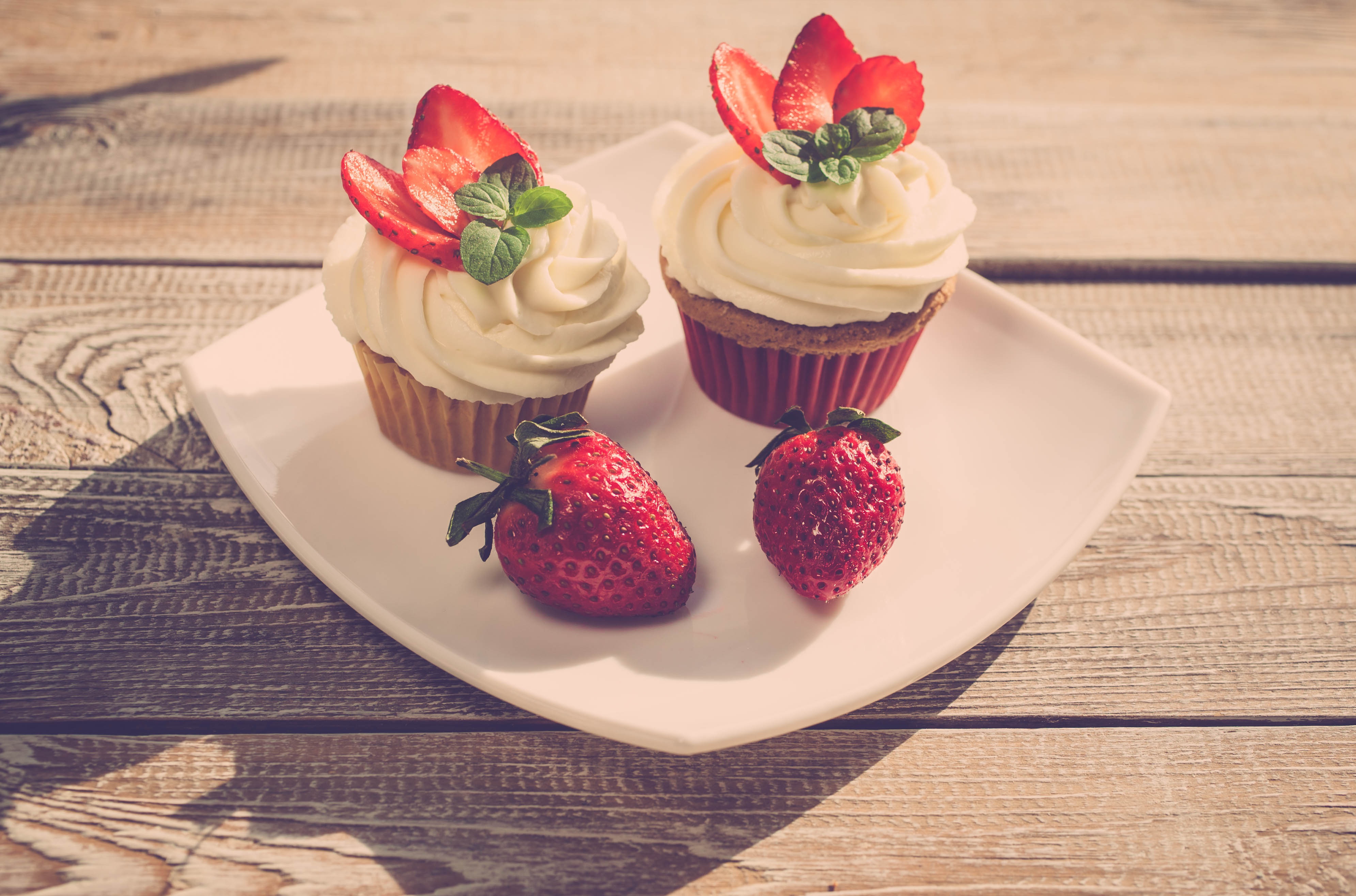 Laden Sie das Erdbeere, Creme, Frucht, Cupcake, Nahrungsmittel-Bild kostenlos auf Ihren PC-Desktop herunter
