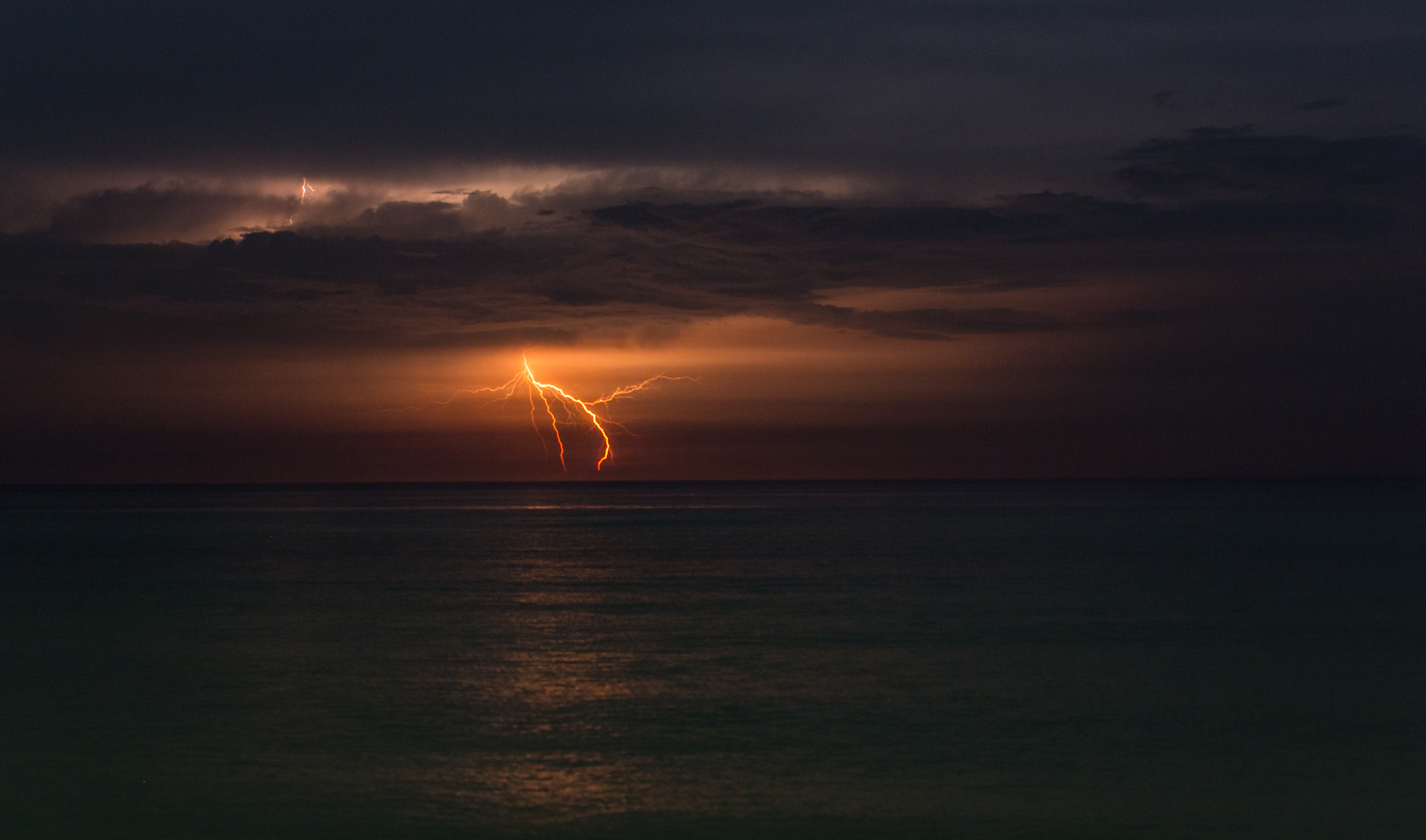 Descarga gratuita de fondo de pantalla para móvil de Naturaleza, Noche, Relámpago, Horizonte, Océano, Nube, Fotografía.