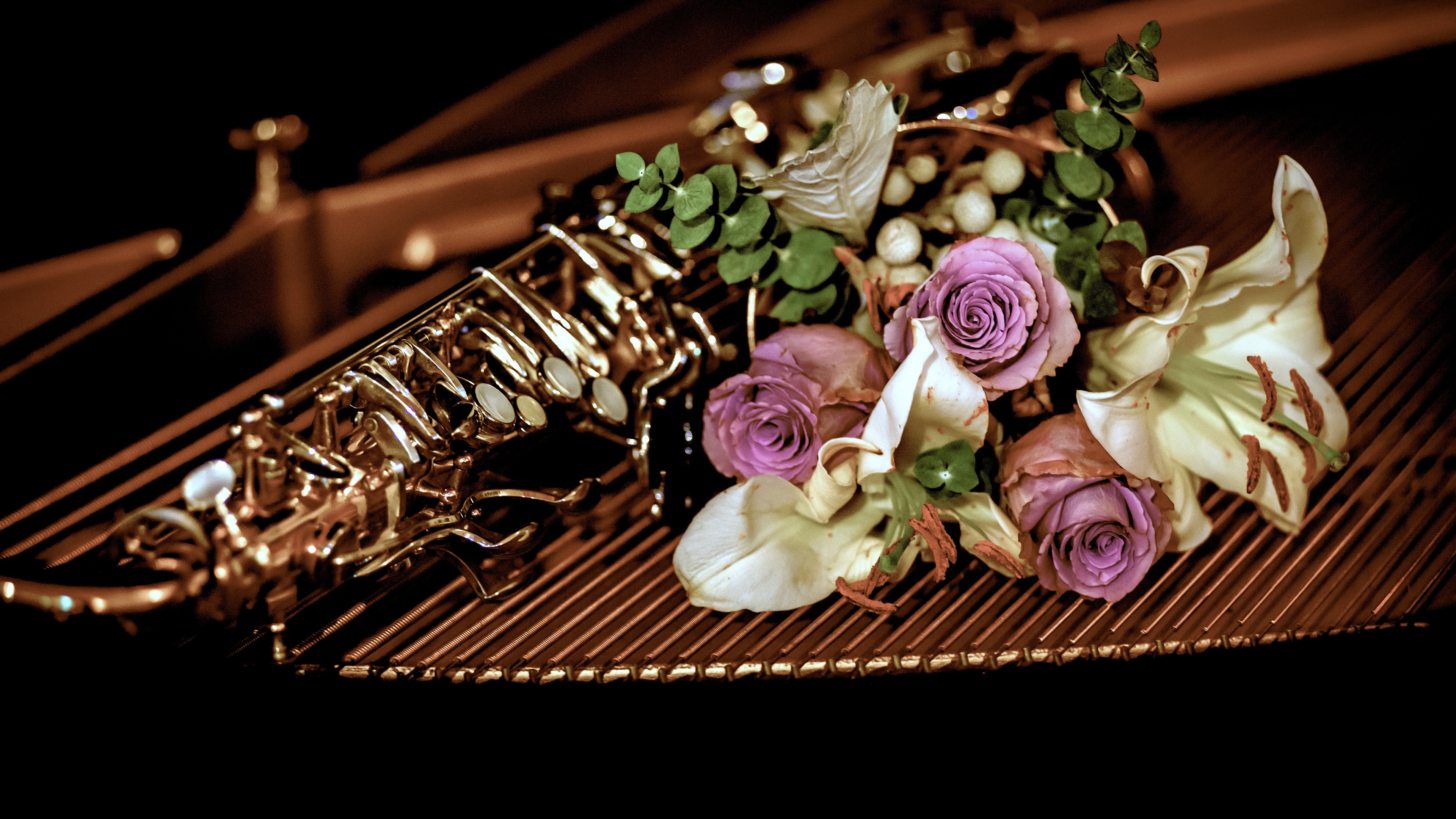 991005 скачать картинку музыка, труба, букет, цветок, инструмент, лилия, роза - обои и заставки бесплатно