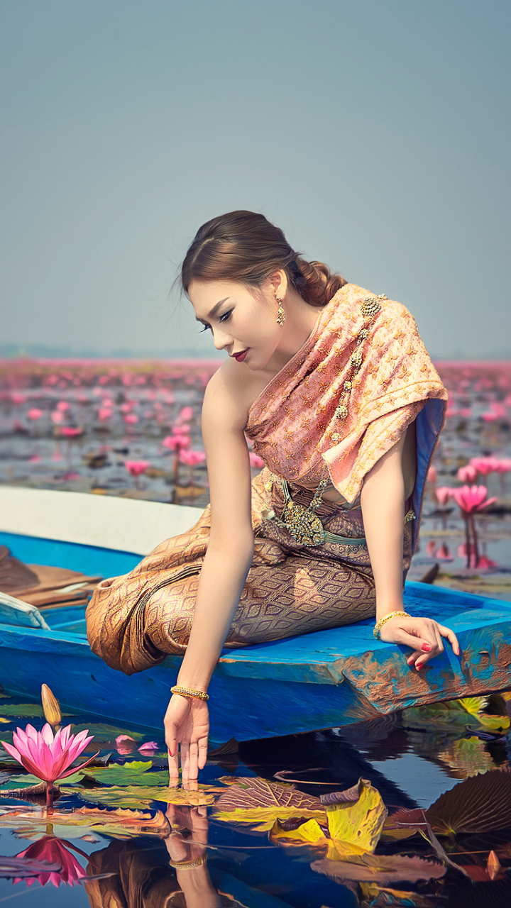 Handy-Wallpaper Boot, Porträt, Seerose, Fotografie, Orientalisch, Thailand, Modell, Nationaltracht, Thailändisch kostenlos herunterladen.