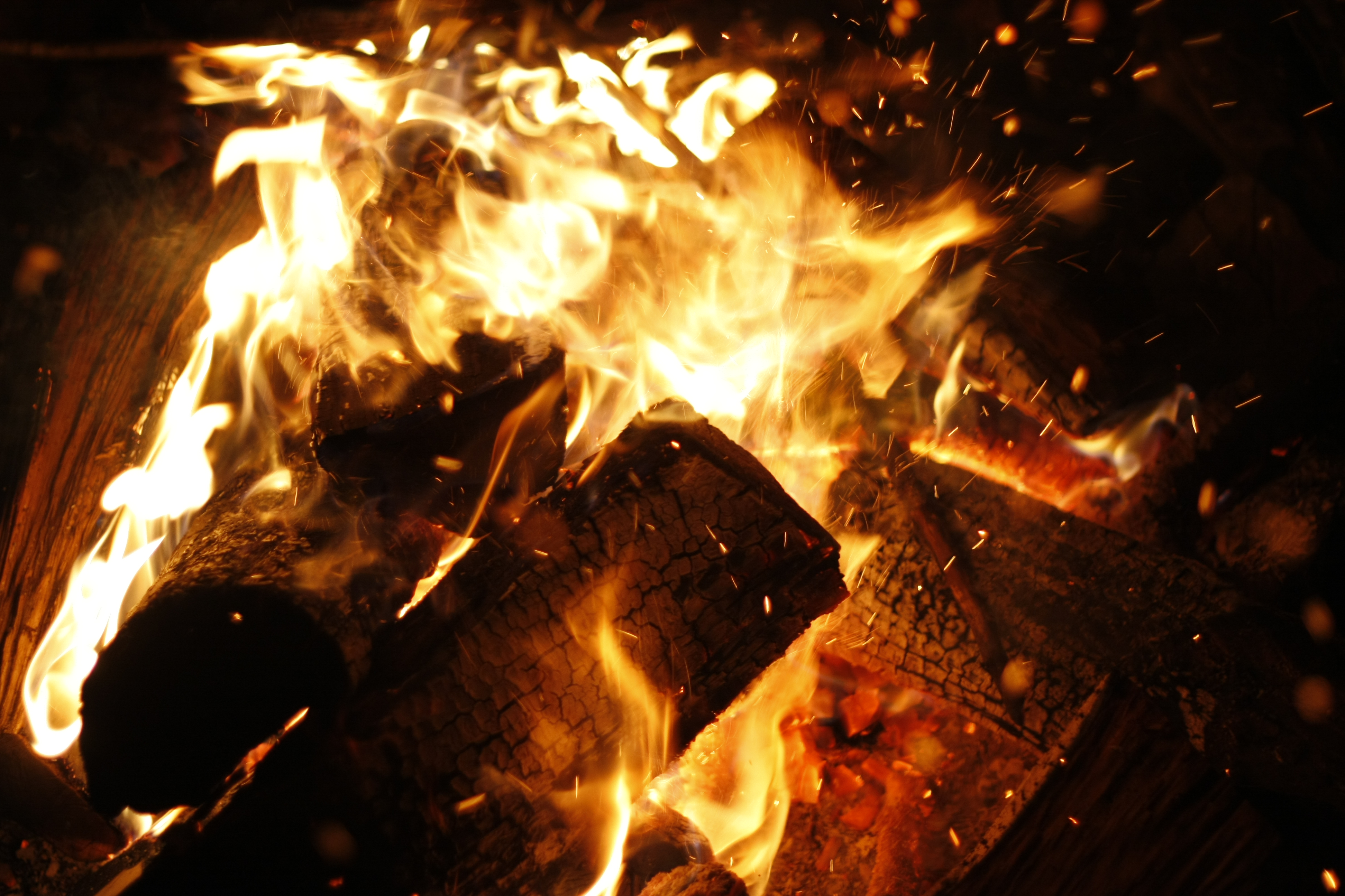 146004 télécharger l'image feu, bonfire, charbons, flamme, étincelles, sparks, divers, bois de chauffage, bois à brûler - fonds d'écran et économiseurs d'écran gratuits