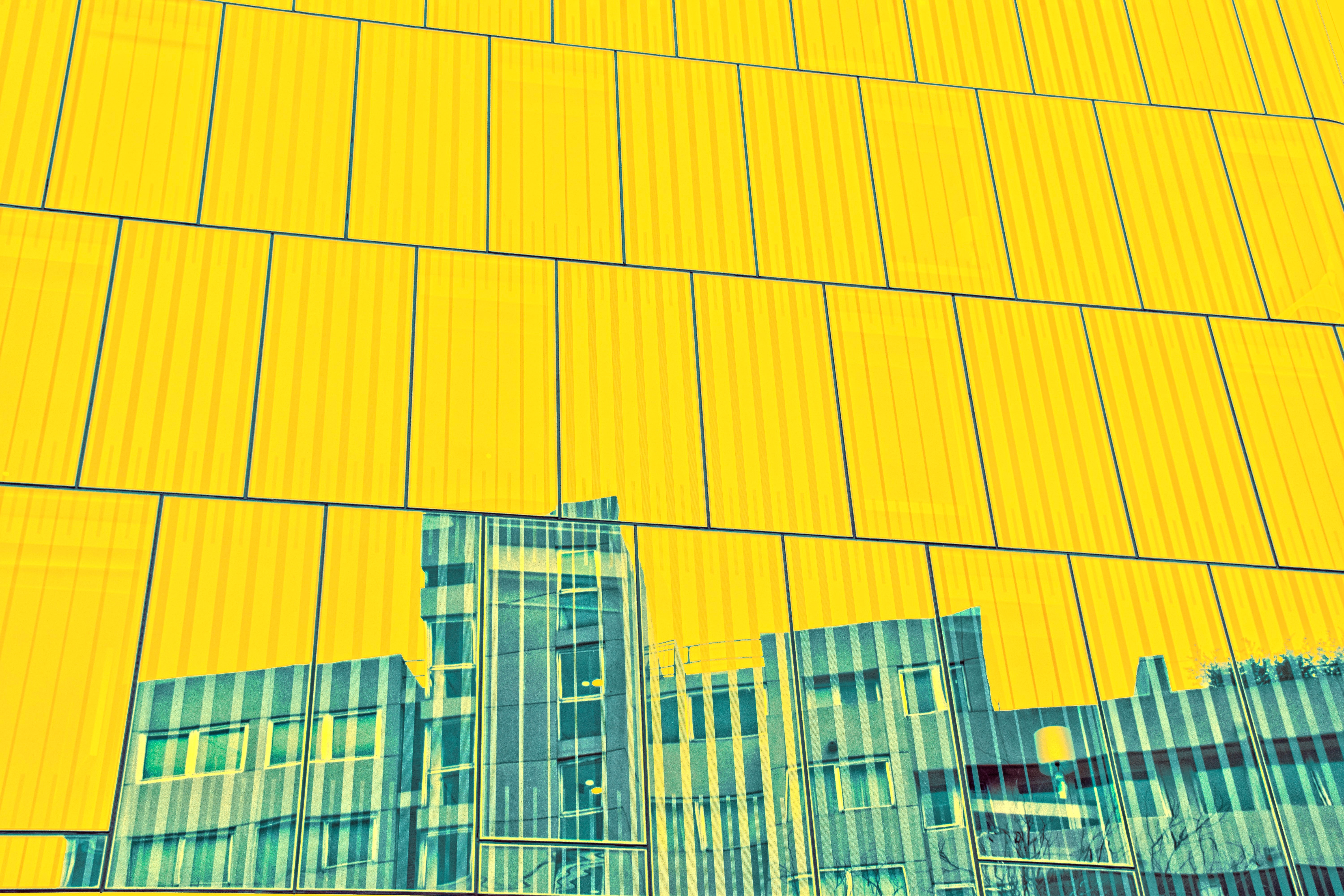 80605 скачать картинку фасад, отражение, разное, здание, желтый, панели - обои и заставки бесплатно