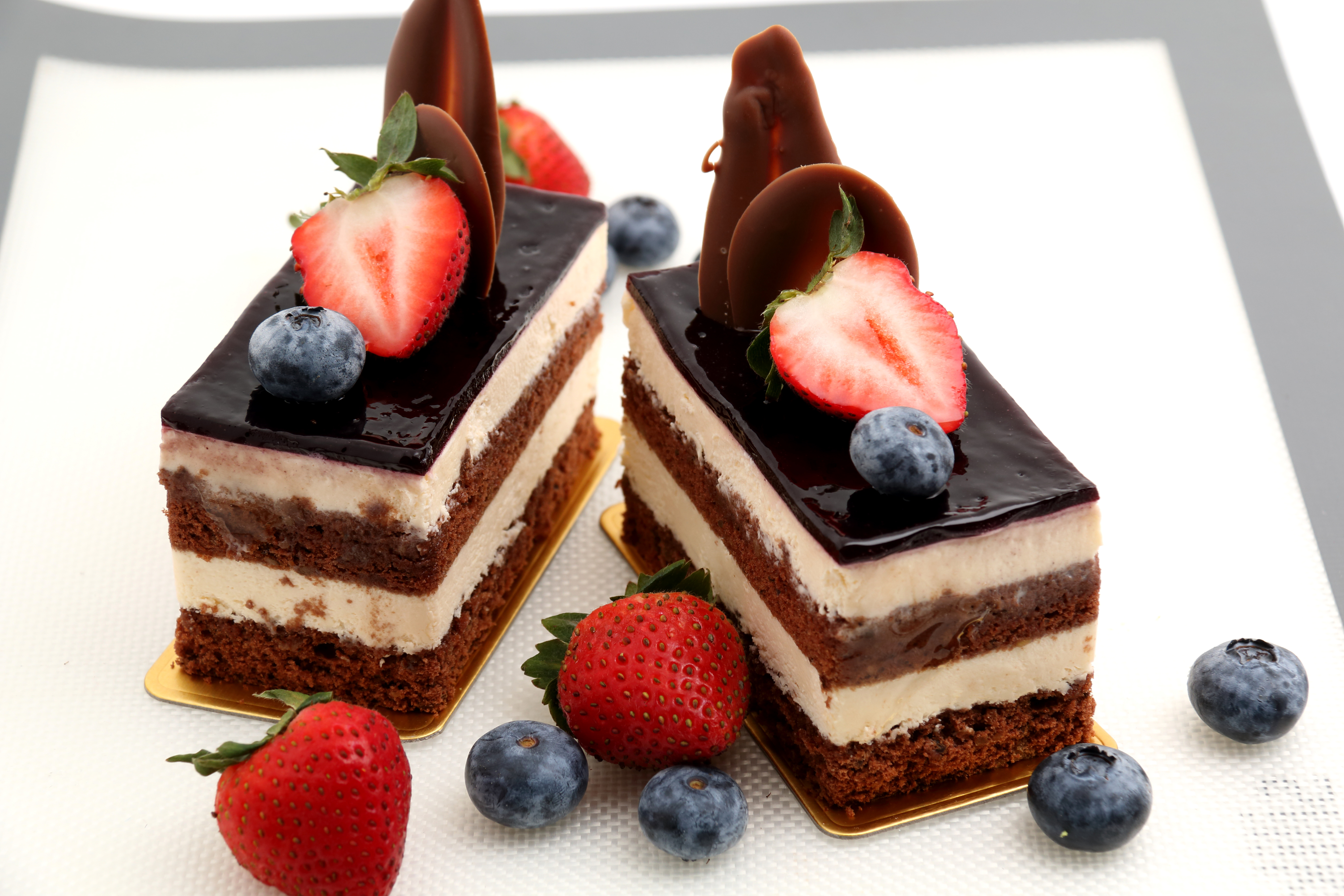 Free download wallpaper Food, Strawberry, Dessert, Blueberry, Cake, Berry on your PC desktop