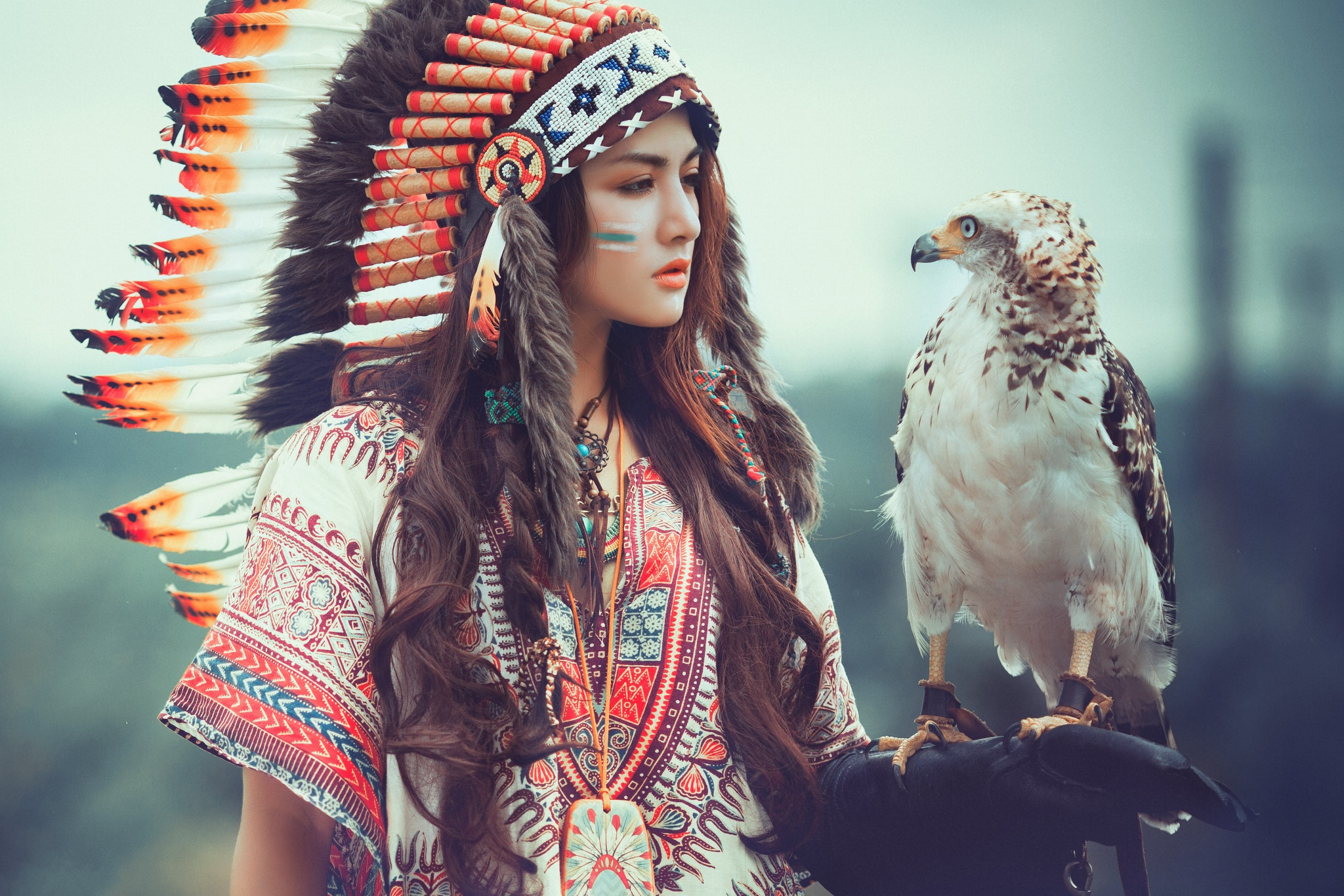 765083 descargar imagen mujeres, nativa americana, ave de rapiña, morena, águila, pluma, modelo: fondos de pantalla y protectores de pantalla gratis