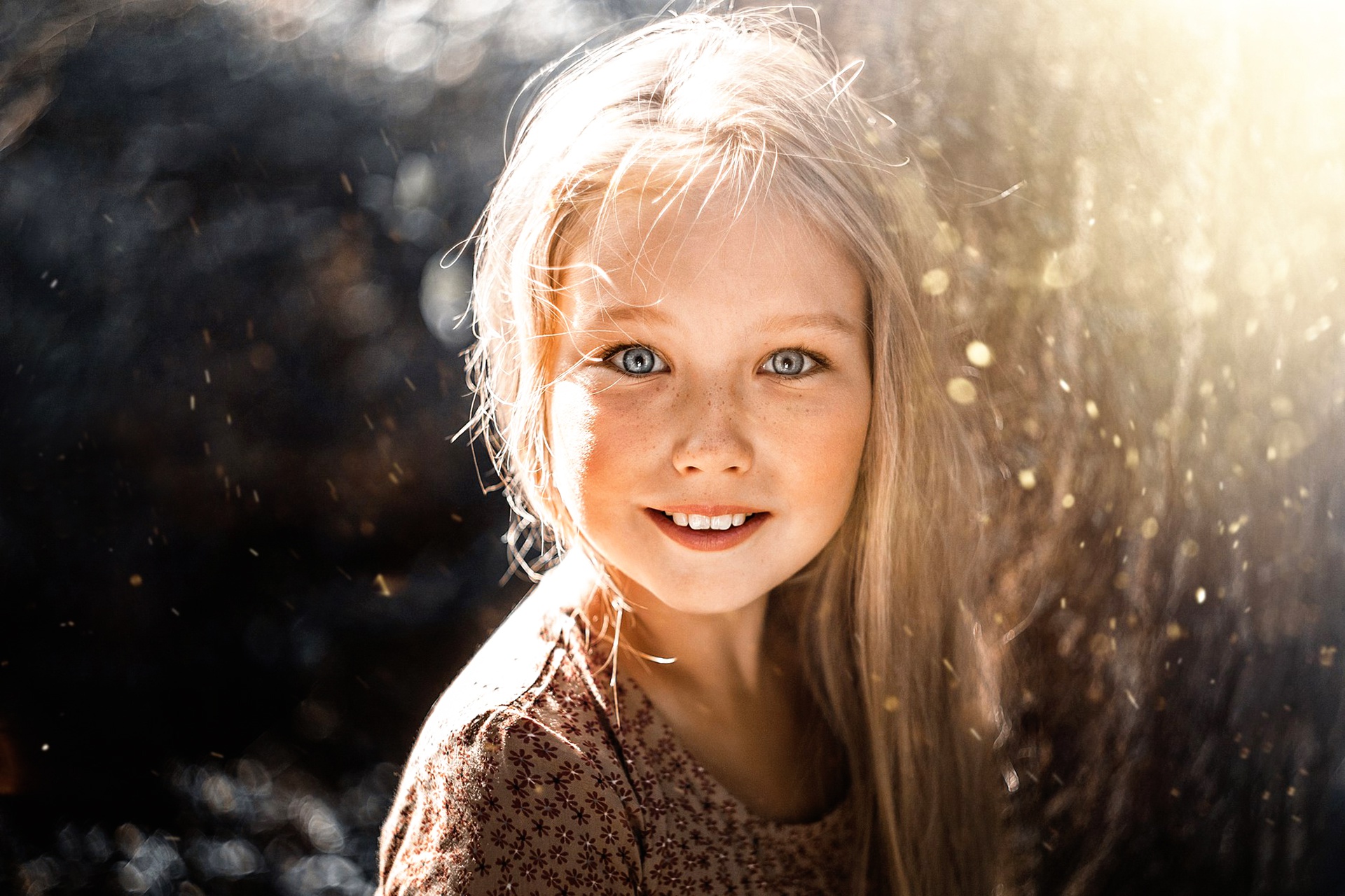 Baixar papel de parede para celular de Sorriso, Criança, Olhos Azuis, Fotografia, Enfrentar, Cabelo Loiro gratuito.