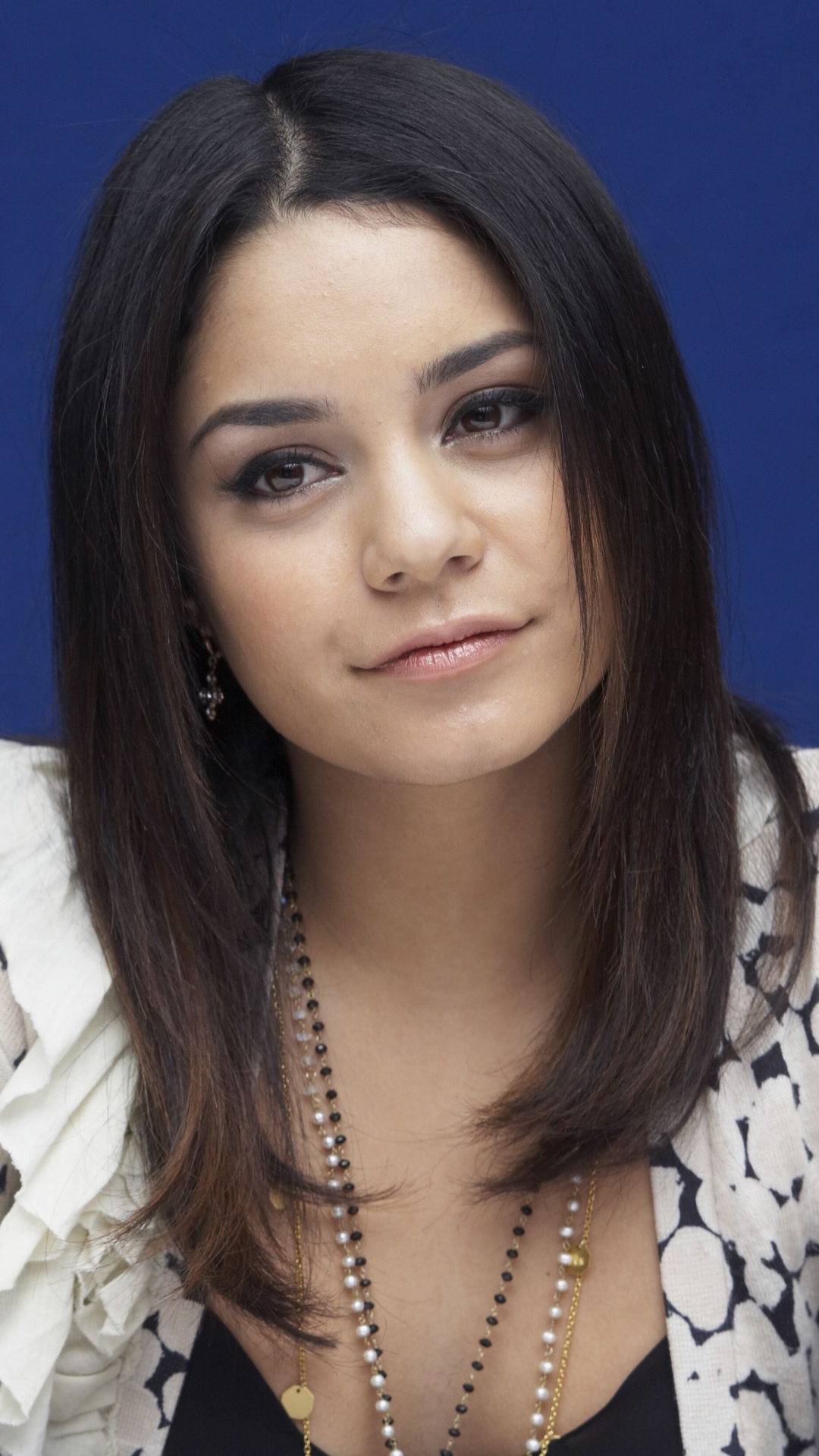 Download mobile wallpaper Singer, Brunette, American, Celebrity, Brown Eyes, Vanessa Hudgens, Actress for free.