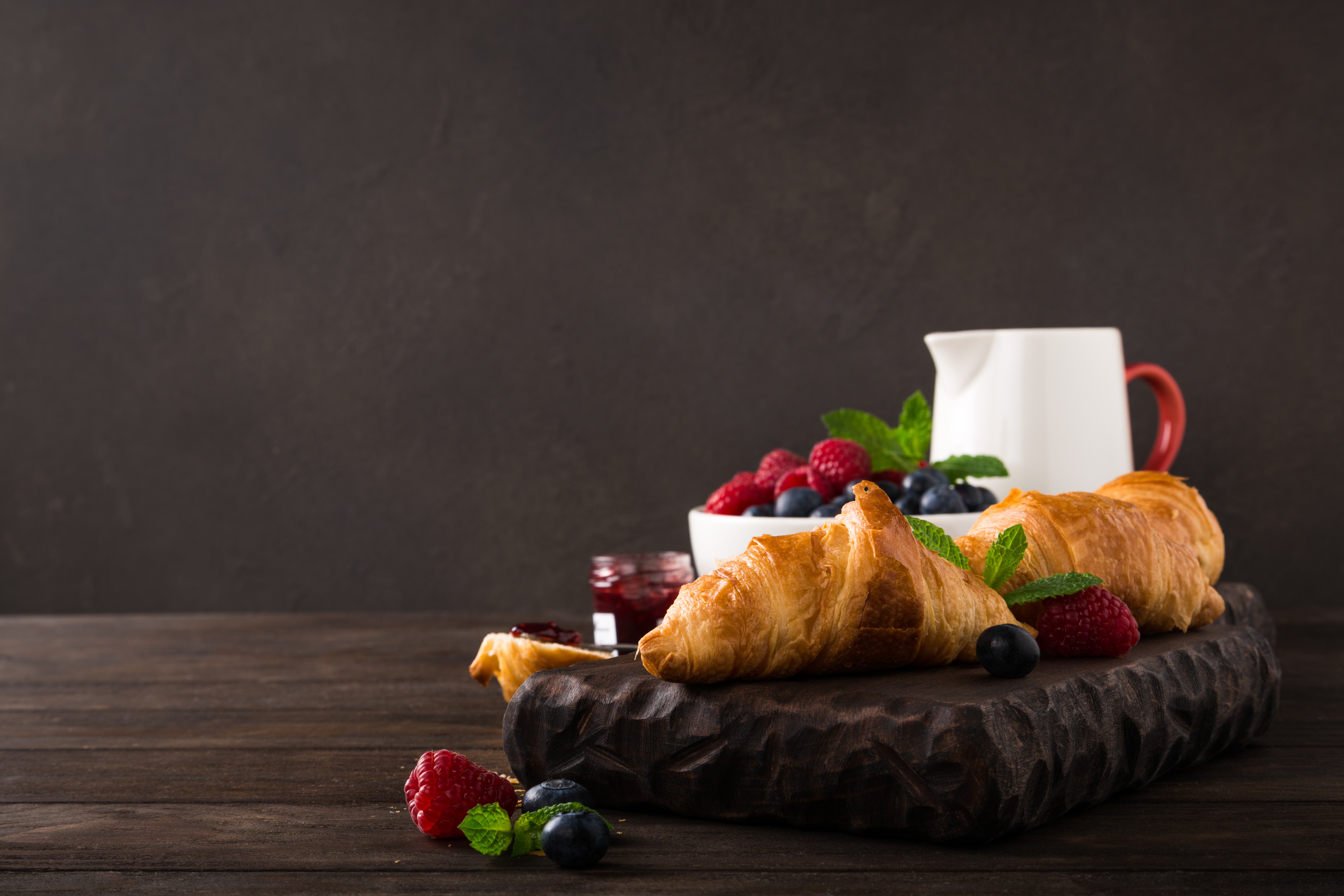 Handy-Wallpaper Croissant, Nahrungsmittel, Stillleben, Frühstuck, Wiener kostenlos herunterladen.