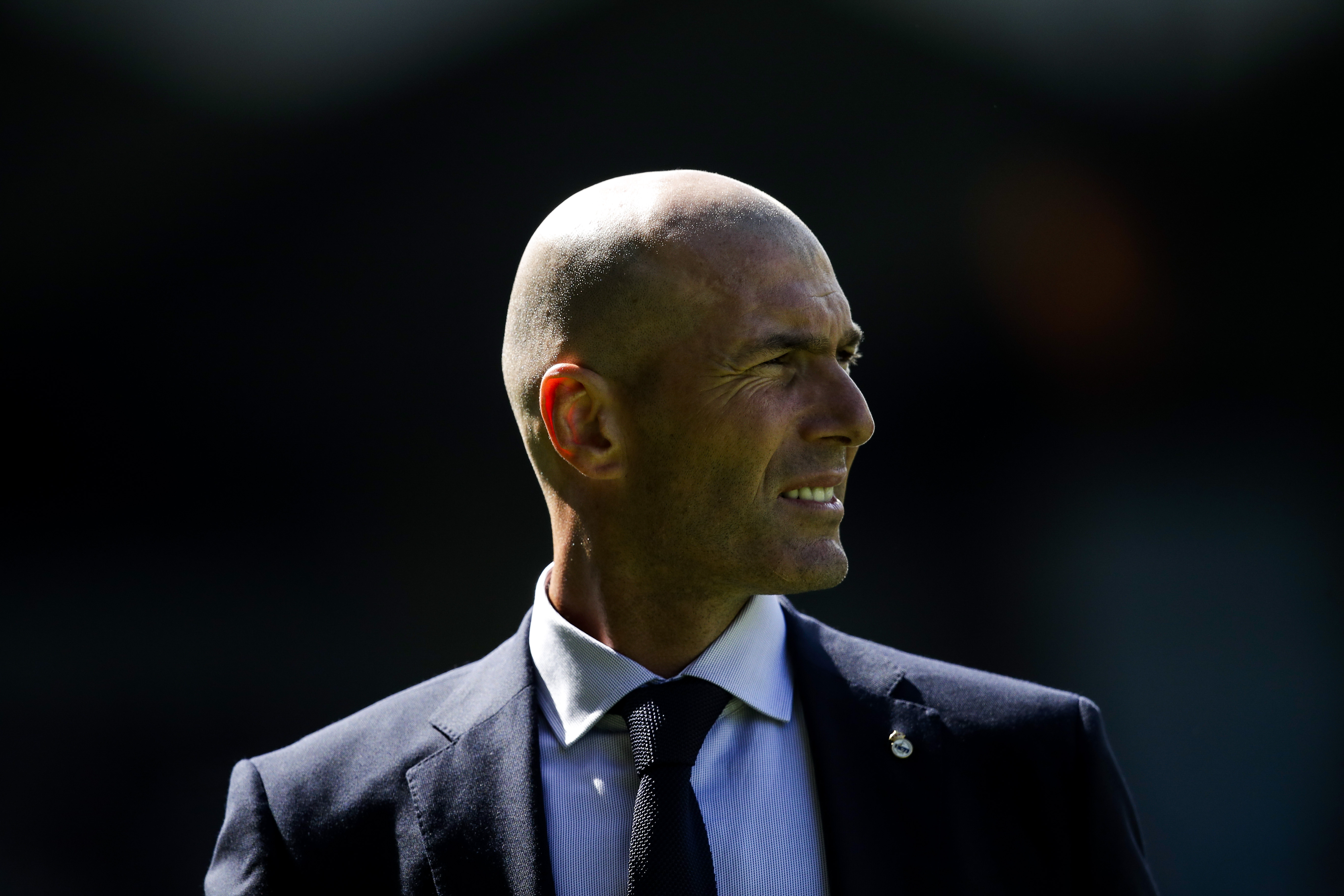 Handy-Wallpaper Sport, Fußball, Französisch, Real Madrid Cf, Zinedine Zidane kostenlos herunterladen.