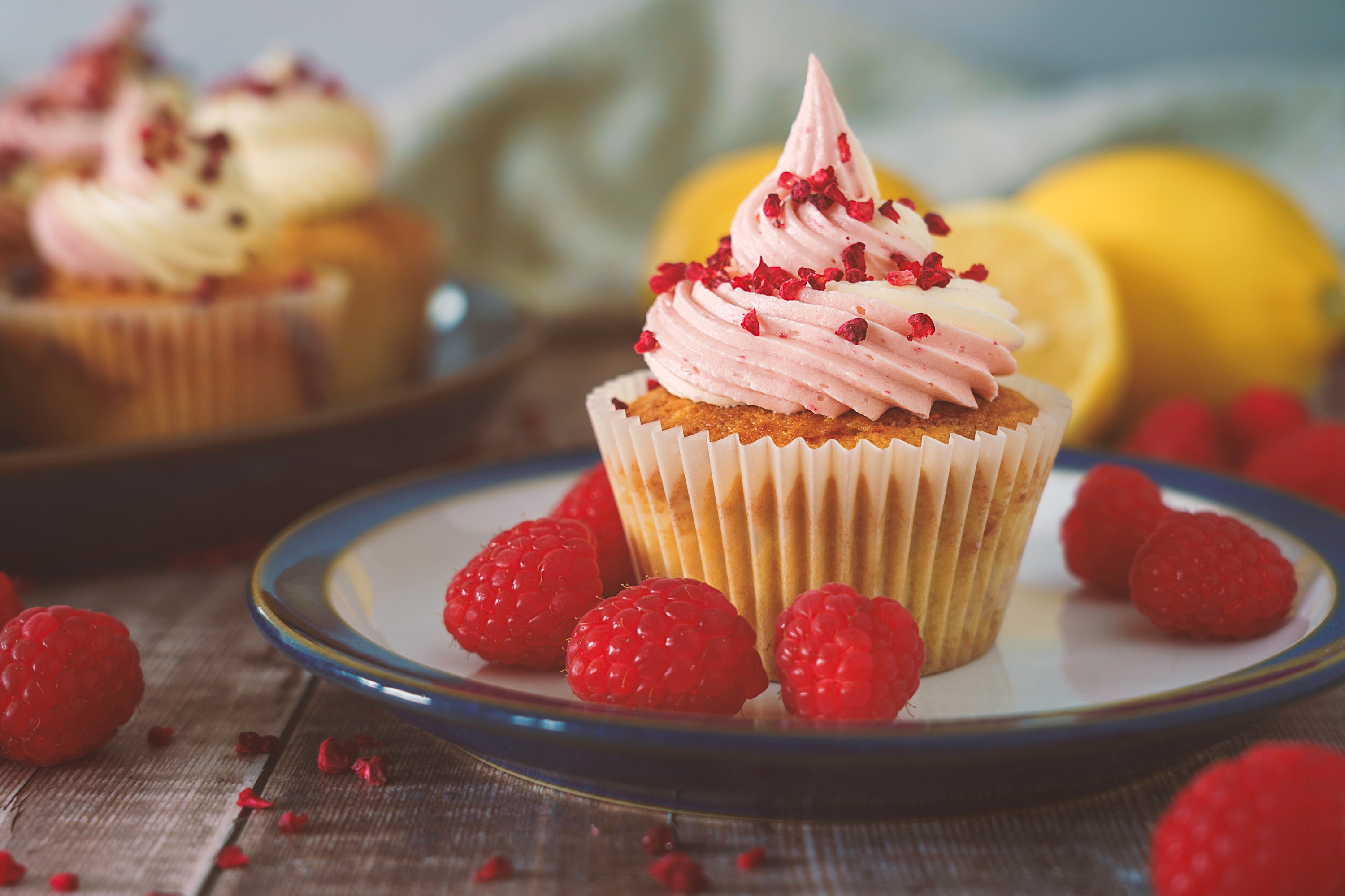 Laden Sie das Himbeere, Creme, Frucht, Cupcake, Nahrungsmittel-Bild kostenlos auf Ihren PC-Desktop herunter