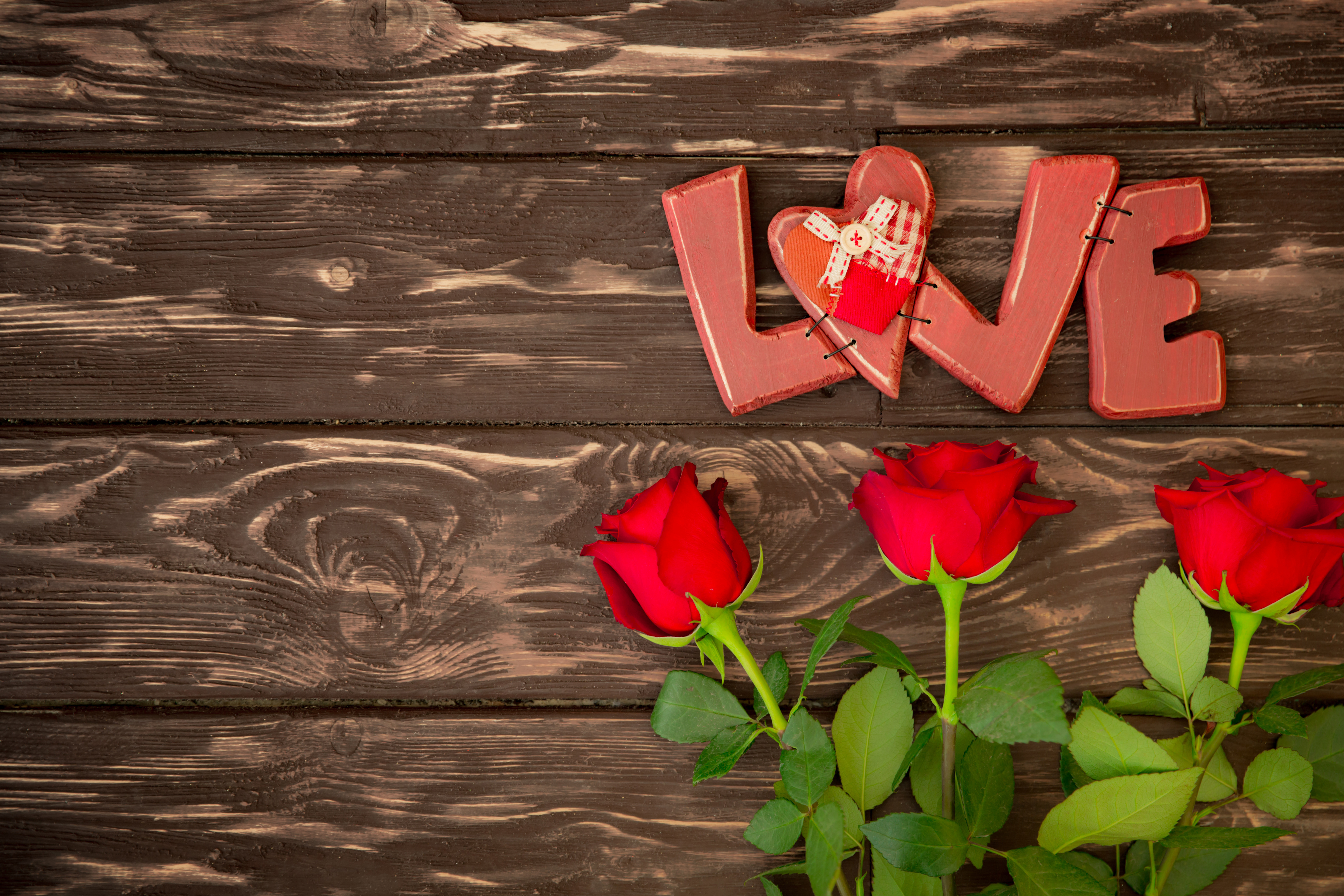 Скачати мобільні шпалери Квітка, Роза, Кохання, Серце, Фотографія, Червона Троянда, Червона Квітка безкоштовно.