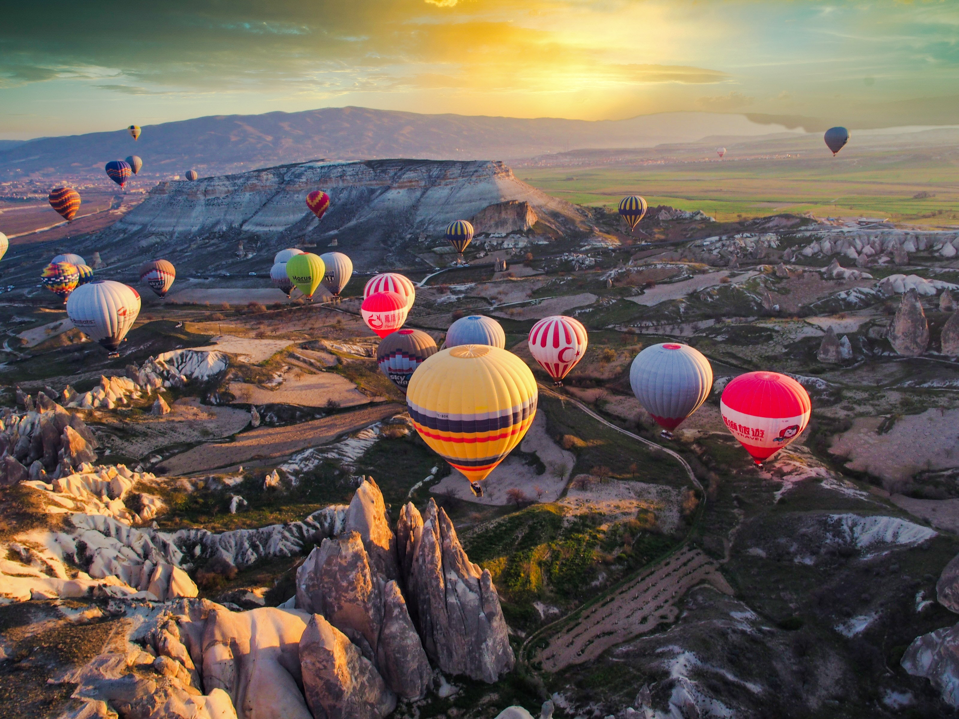 68533 скачать обои разноцветный, воздушный шар, шары, скалы, разное - заставки и картинки бесплатно