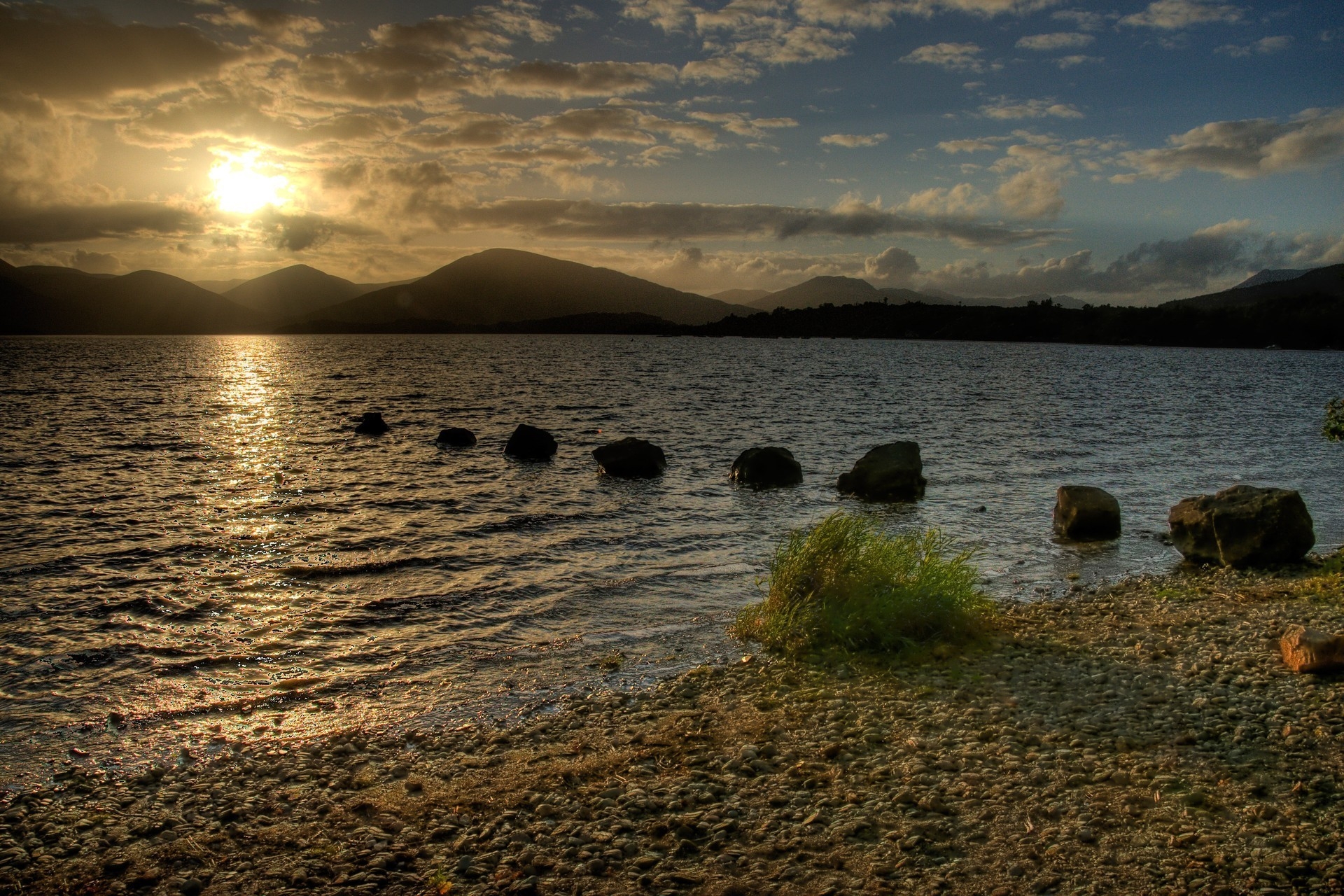 Скачать картинку Вечер, Природа, Камни, Озеро, Закат, Шотландия в телефон бесплатно.