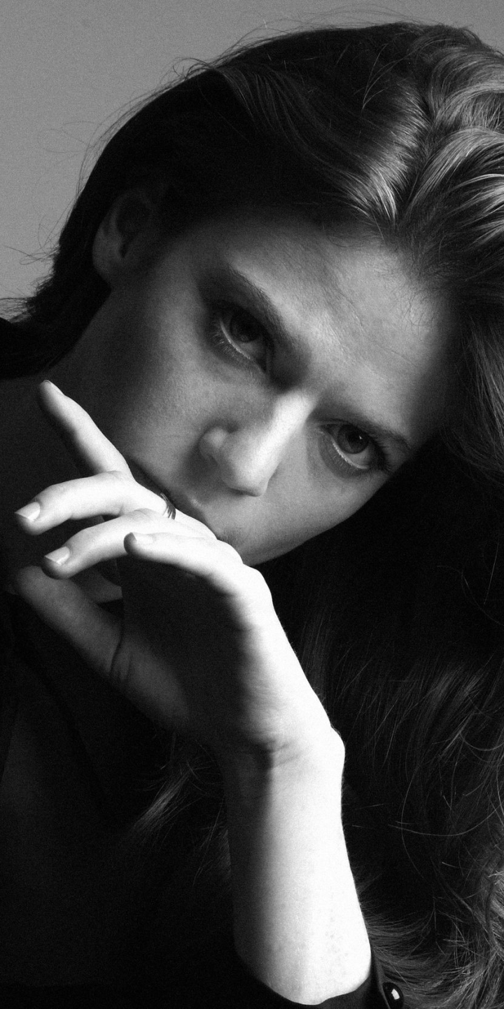 Download mobile wallpaper Monochrome, Celebrity, Actress, Rose Leslie for free.