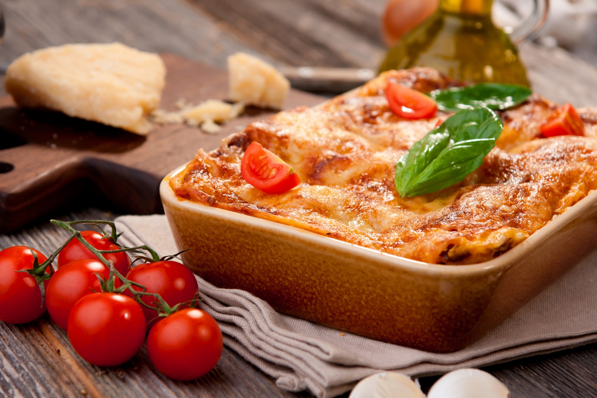 824713 Hintergrundbild herunterladen nahrungsmittel, lasagne, pasta, stillleben, tomate - Bildschirmschoner und Bilder kostenlos