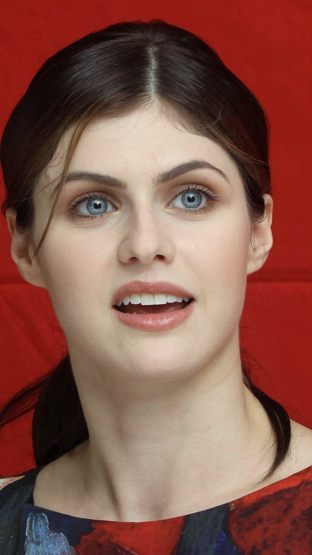 Download mobile wallpaper Brunette, Blue Eyes, American, Celebrity, Actress, Alexandra Daddario for free.