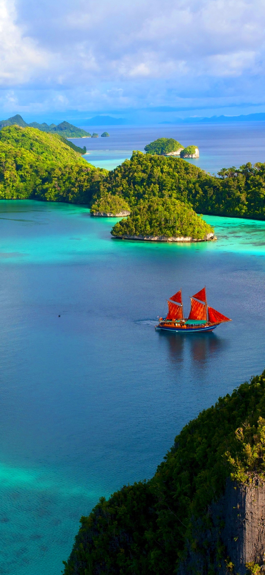 Скачать картинку Лодка, Тропики, Остров, Корабль, Лагуна, Индонезия, Судно, Земля/природа в телефон бесплатно.