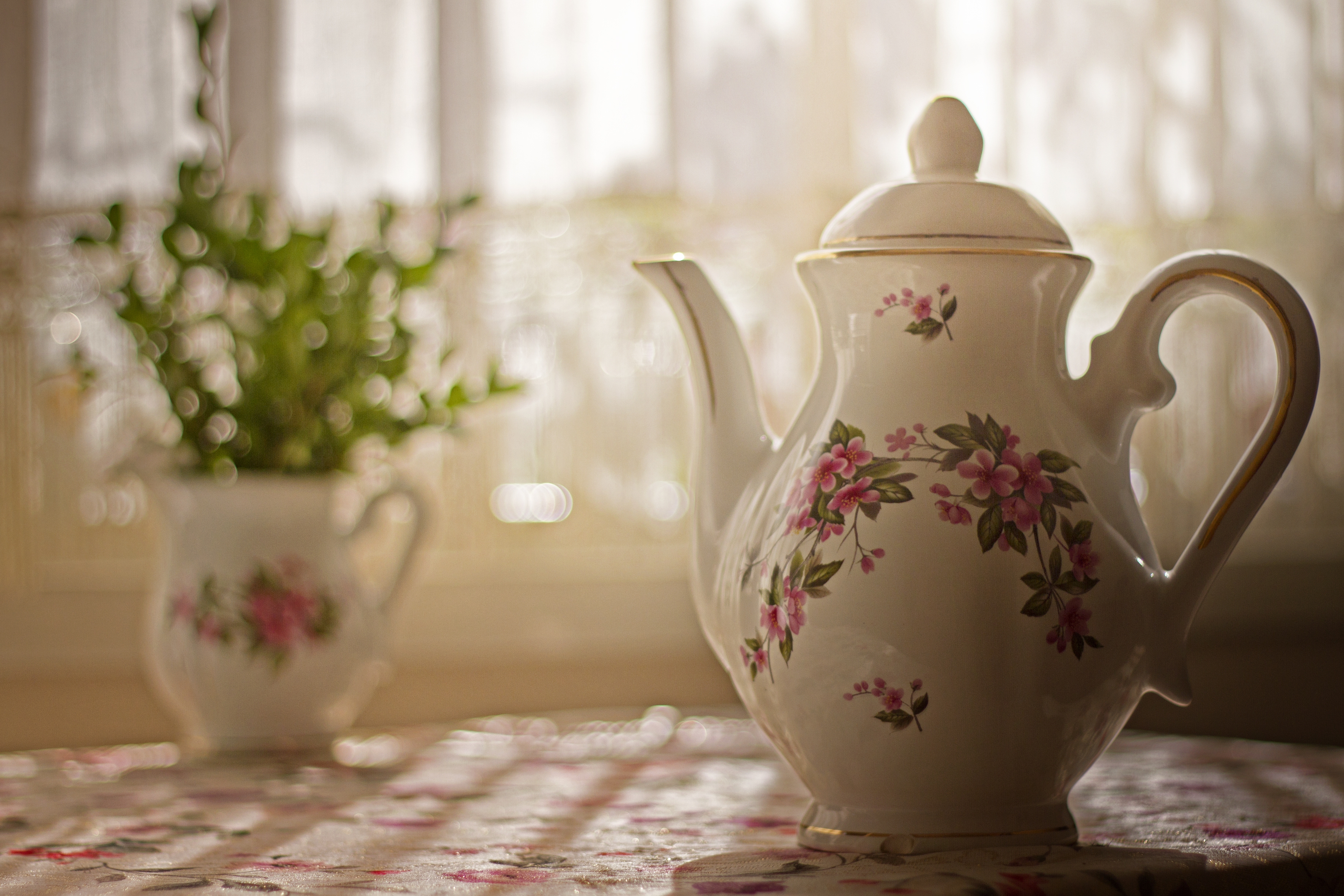 84996 скачать картинку чайник, ваза, размытость, цветы, разное, стол - обои и заставки бесплатно