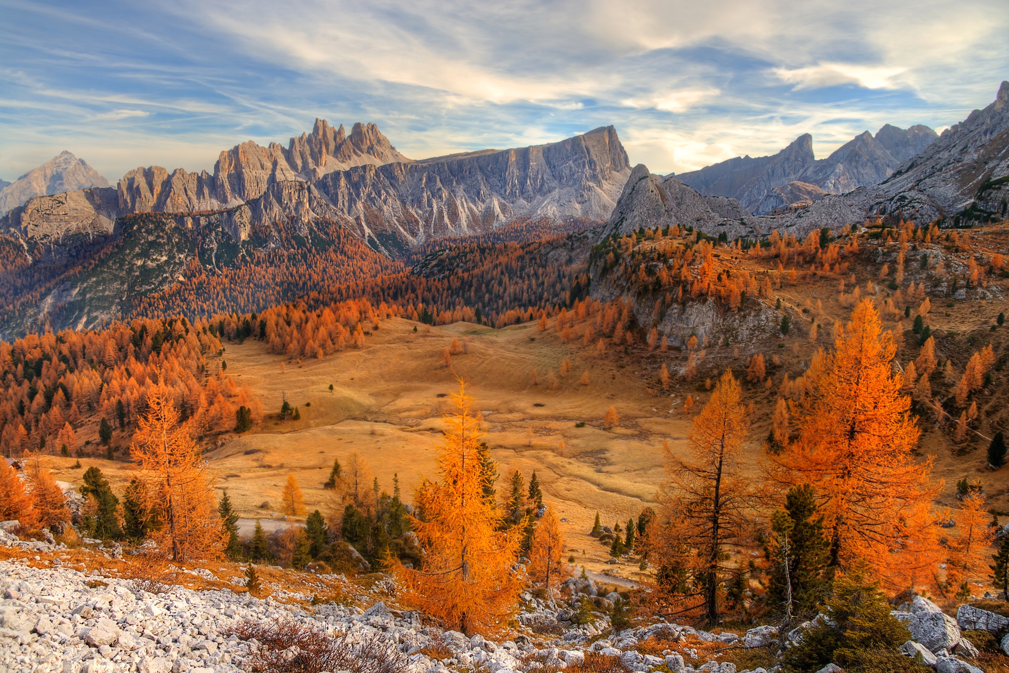 Скачать картинку Пейзаж, Природа, Осень, Гора, Дерево, Земля/природа в телефон бесплатно.