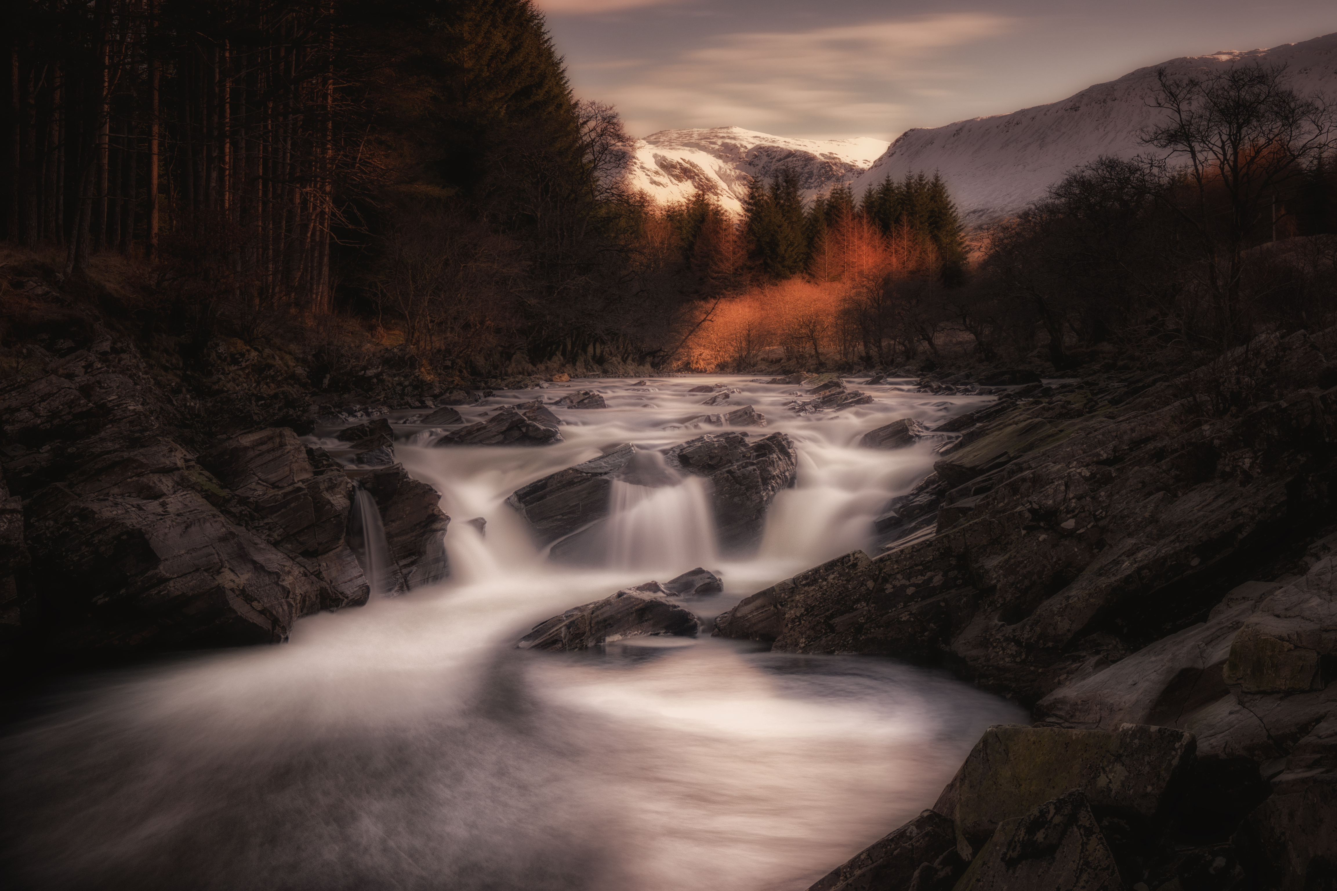 Скачать картинку Река, Гора, Лес, Шотландия, Земля/природа, Замедленная Киносъёмка в телефон бесплатно.