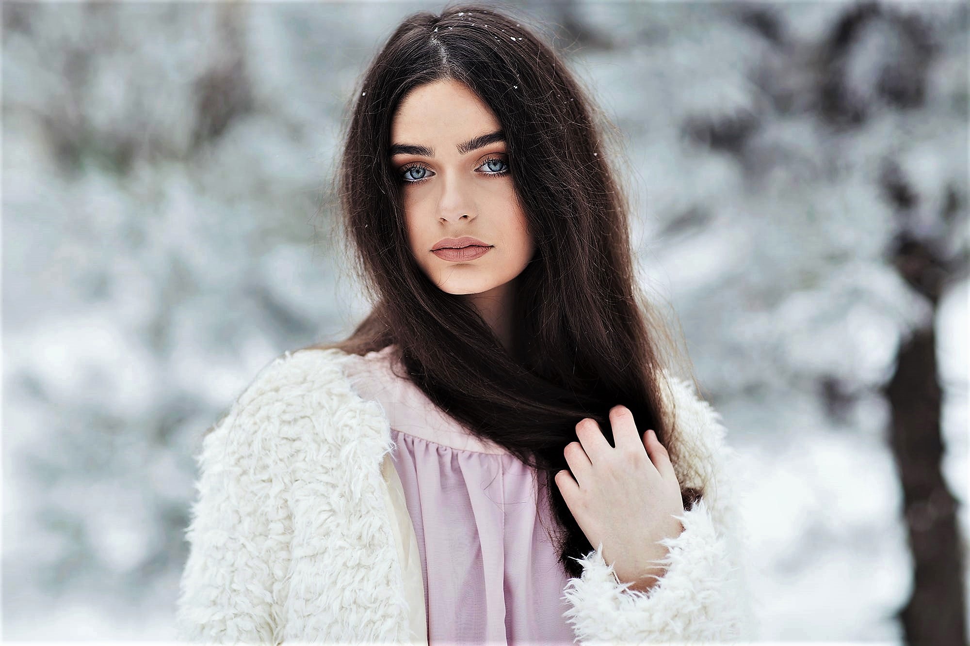 Handy-Wallpaper Winter, Schnee, Modell, Frauen, Blaue Augen kostenlos herunterladen.