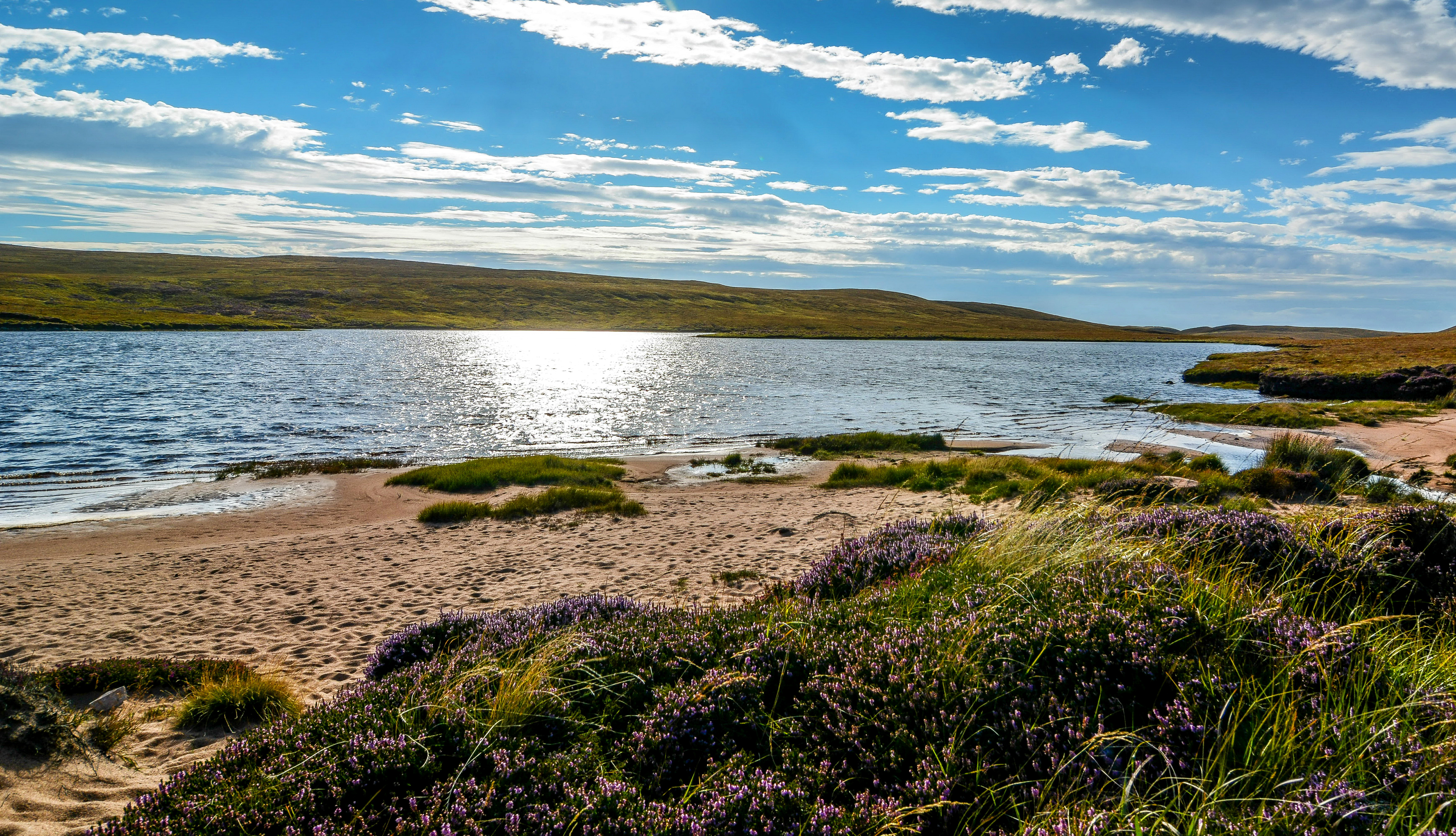 Скачати мобільні шпалери Пейзаж, Природа, Трава, Озера, Озеро, Земля, Шотландія безкоштовно.