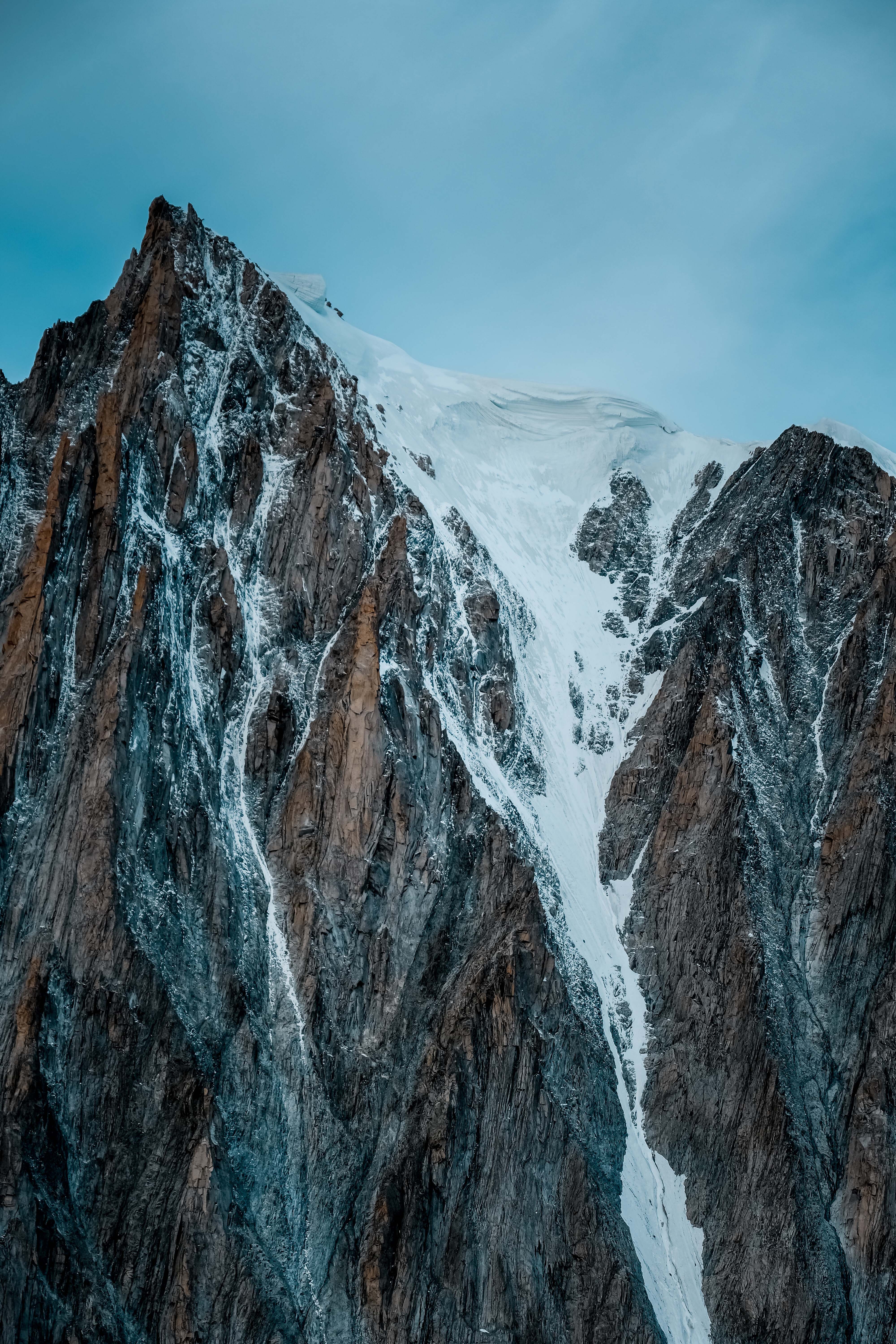 Скачать картинку Скала, Вершина, Гора, Снег, Обрыв, Природа в телефон бесплатно.