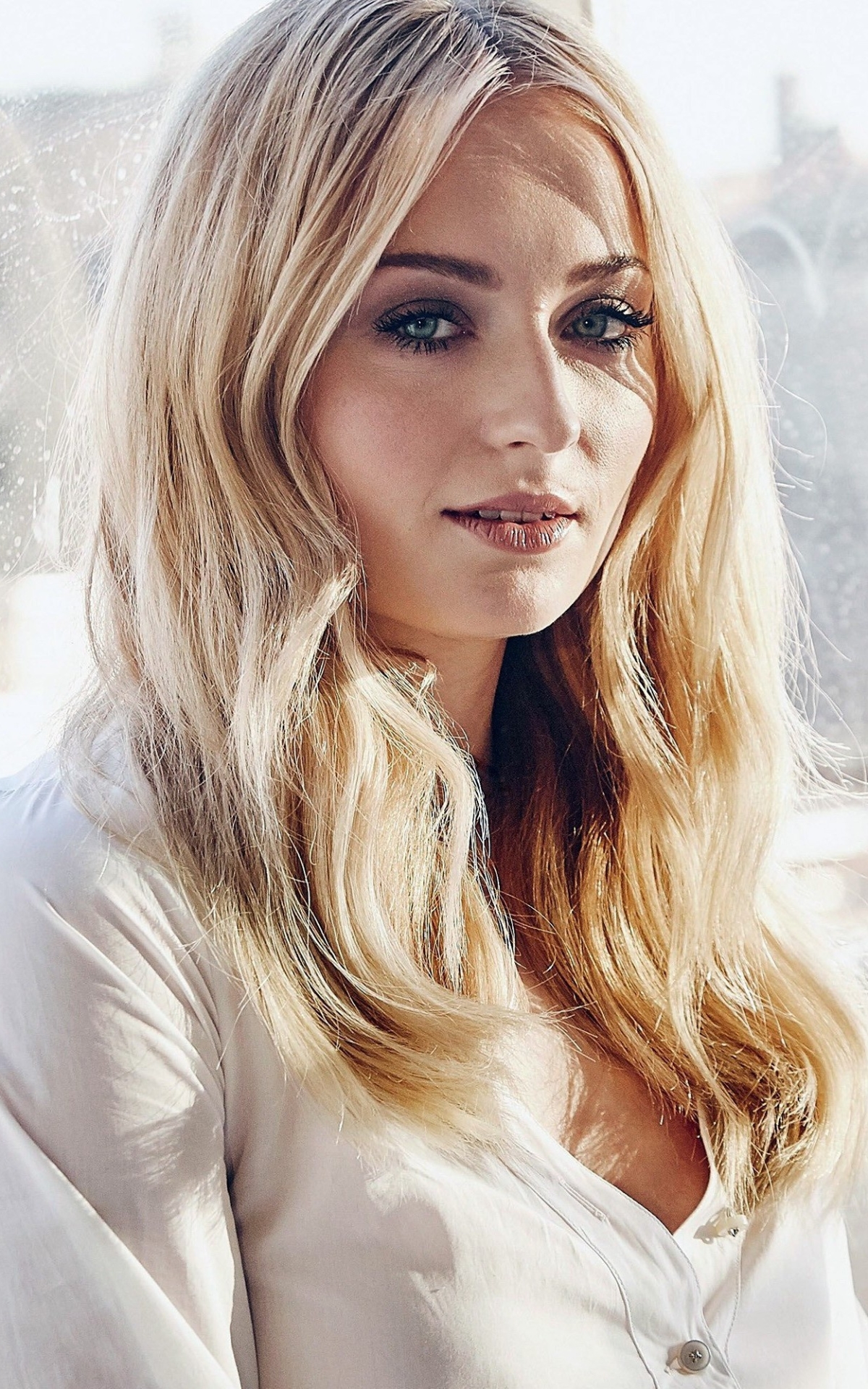 Handy-Wallpaper Blond, Englisch, Blaue Augen, Blondinen, Berühmtheiten, Darstellerin, Sophie Turner kostenlos herunterladen.