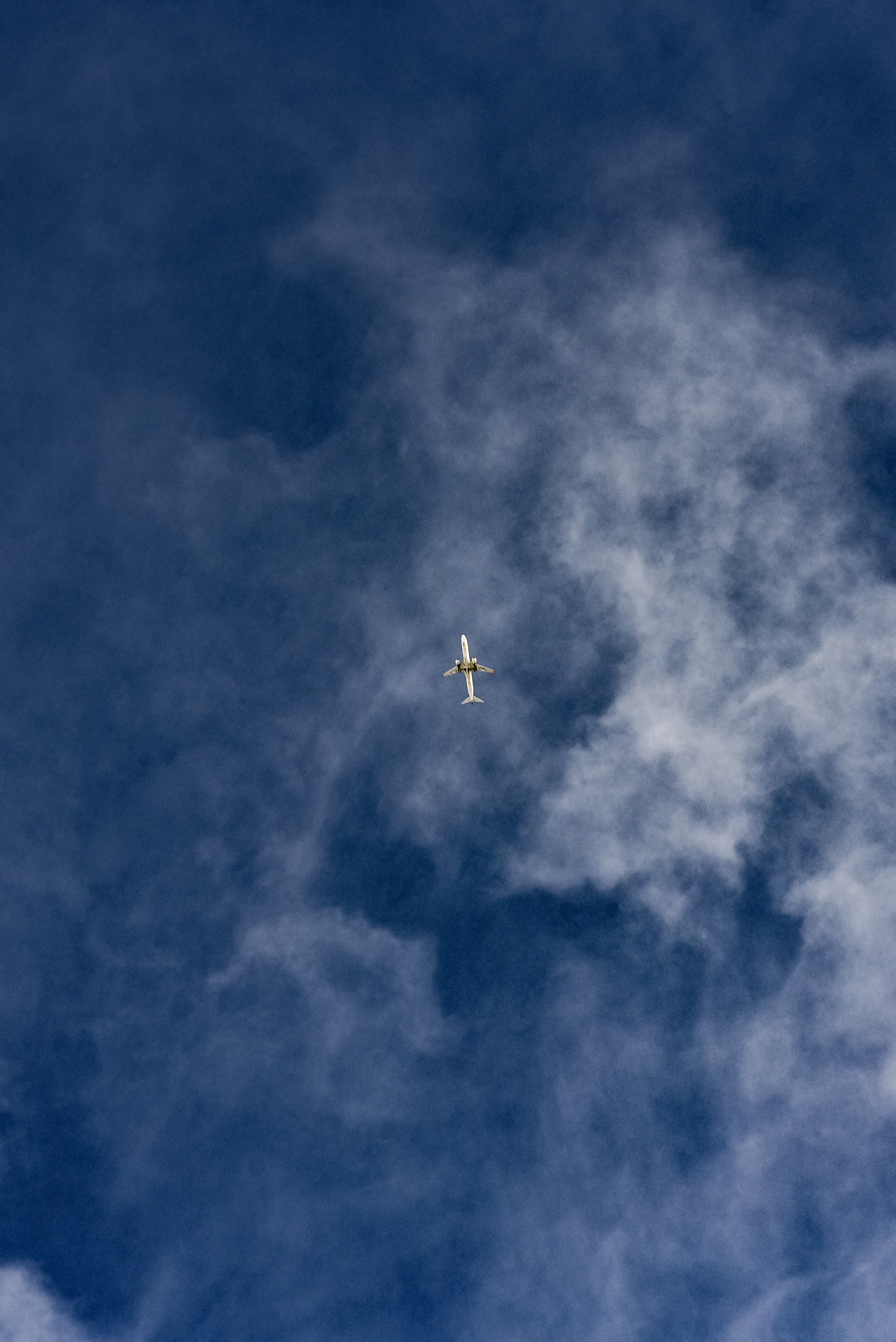 136216 скачать обои вид снизу, небо, облака, разное, полет, самолет - заставки и картинки бесплатно