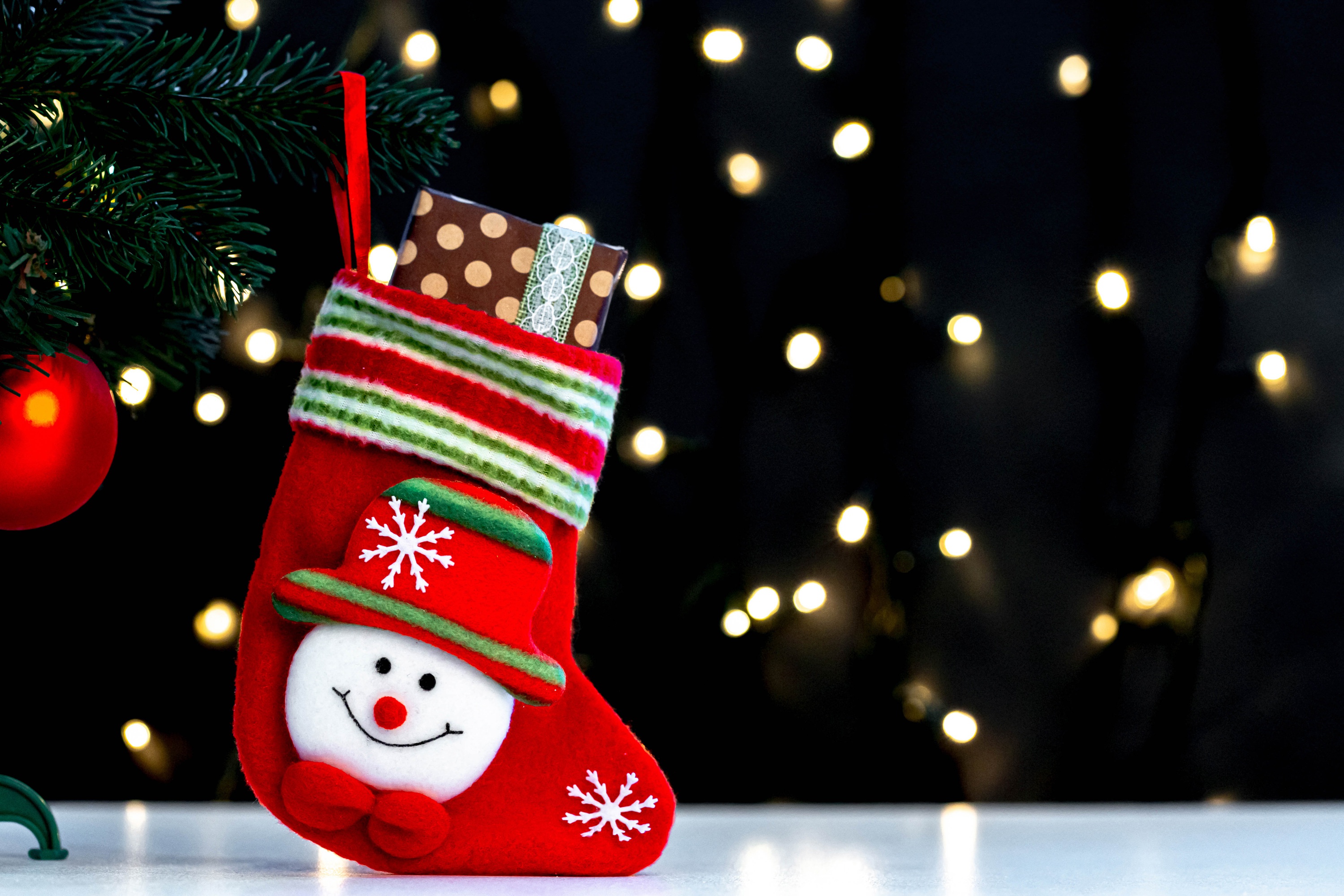 Скачать обои бесплатно Рождество, Снеговик, Подарки, Праздничные, Рождественские Носки картинка на рабочий стол ПК