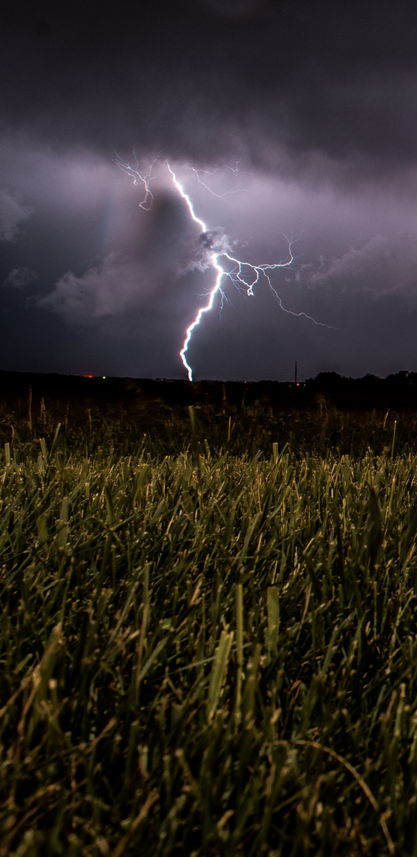 Handy-Wallpaper Natur, Blitz, Fotografie, Gras, Nacht kostenlos herunterladen.