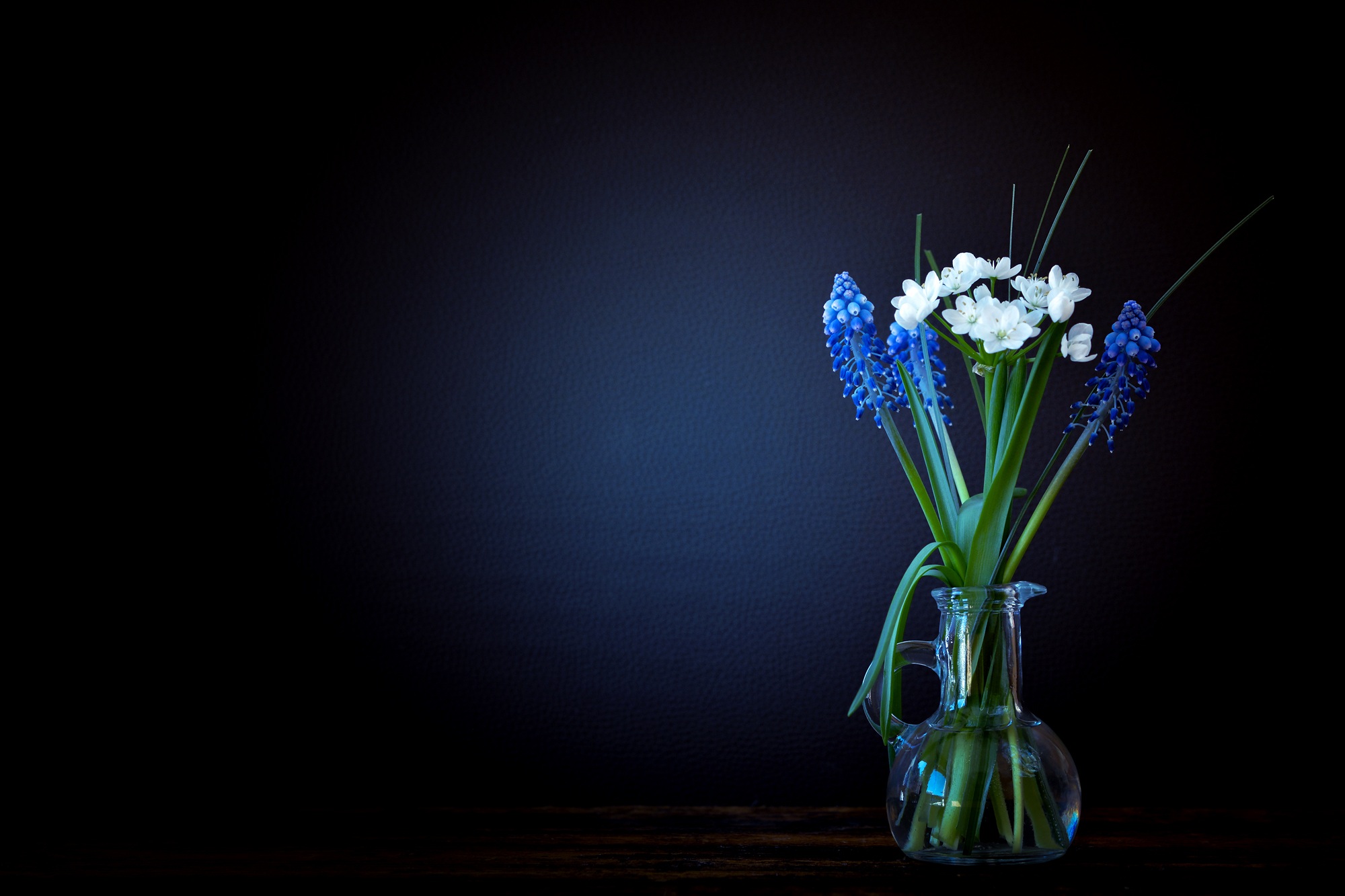 751060 завантажити картинку ваза, створено людиною, квітка, синій, скло, гіацинт, світло, натюрморт - шпалери і заставки безкоштовно