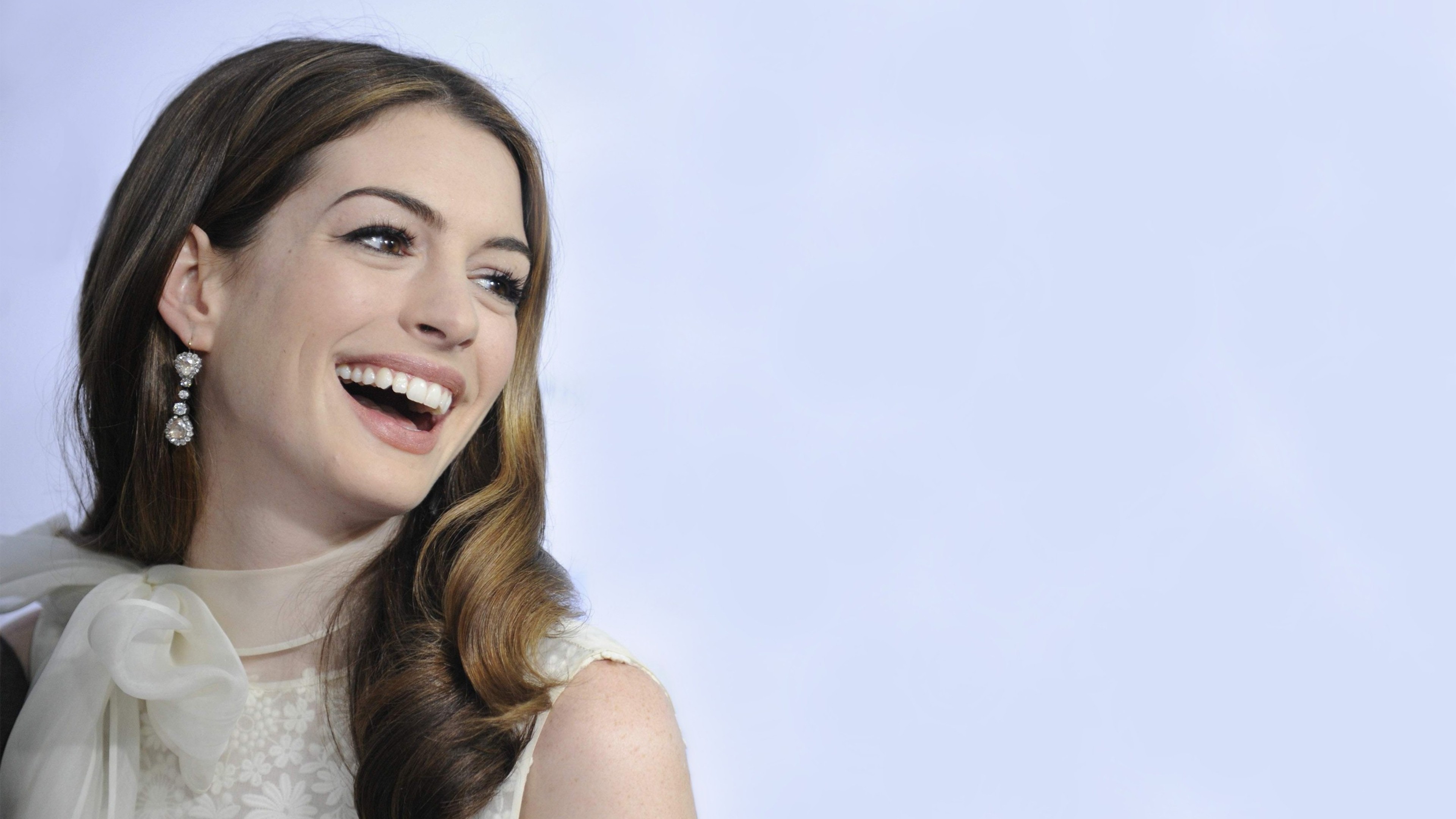 Descarga gratis la imagen Anne Hathaway, Celebridades en el escritorio de tu PC