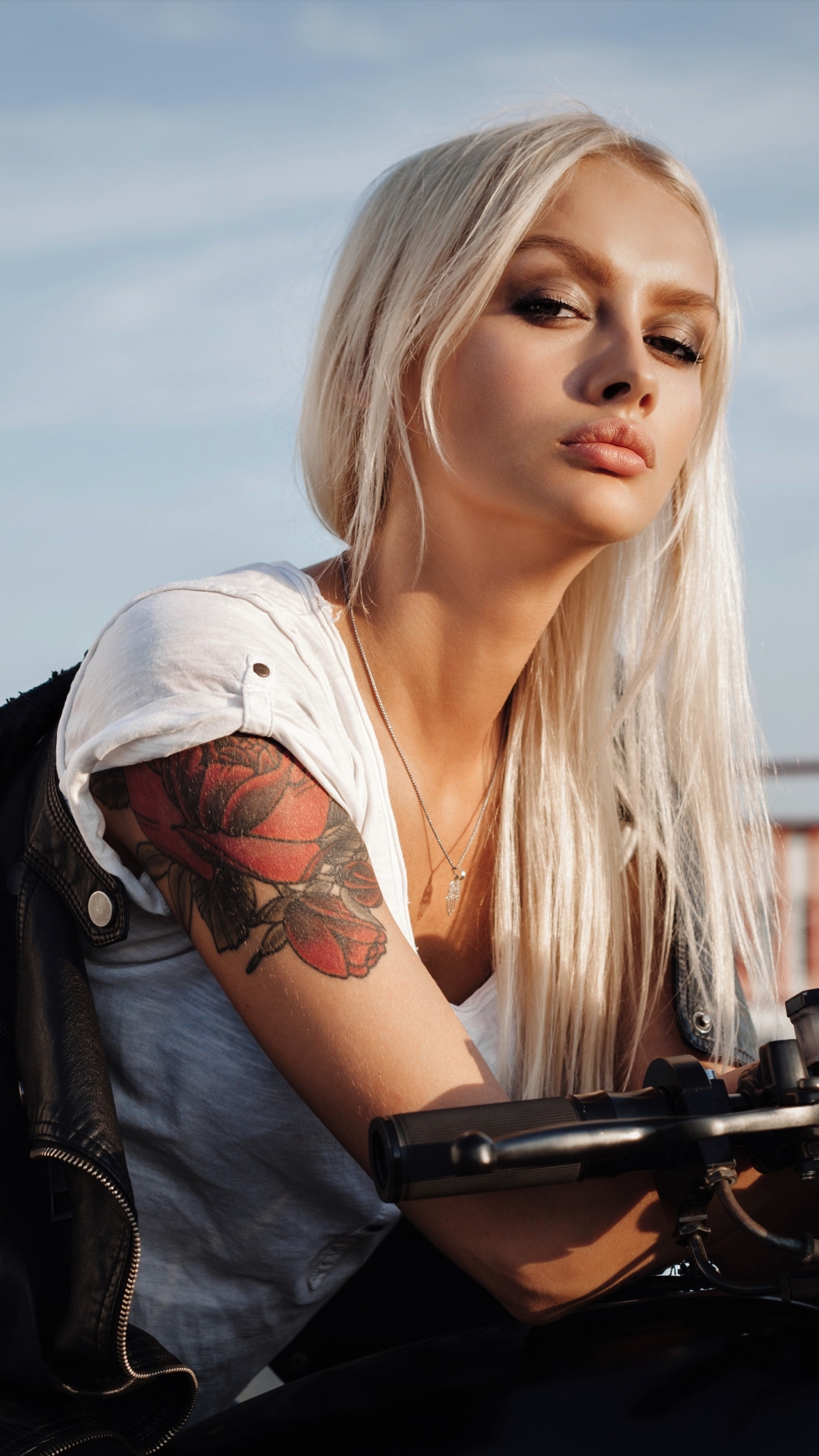 Скачати мобільні шпалери Татуювання, Мотоцикл, Блондинка, Жінки, Довге Волосся безкоштовно.