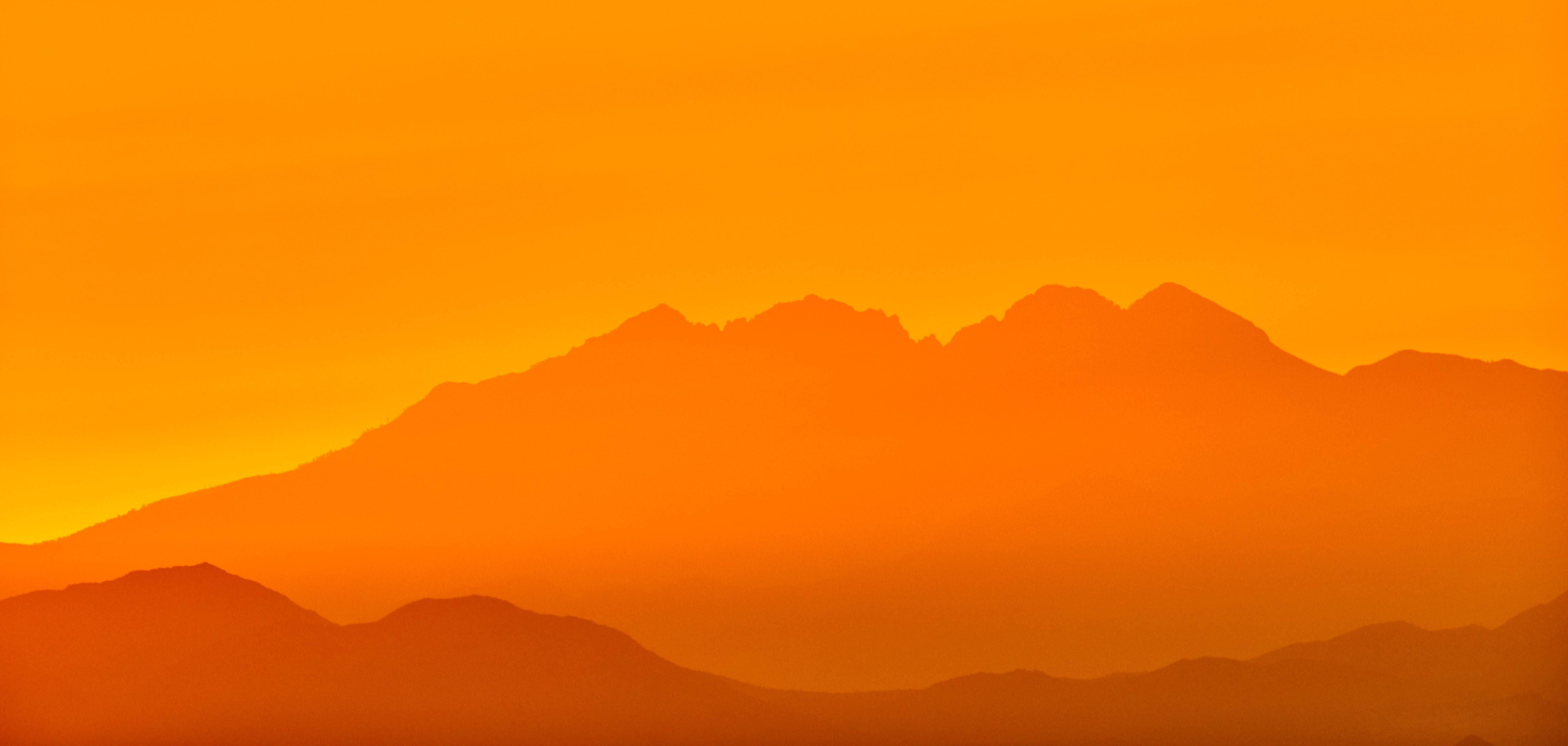 130206 скачать картинку оранжевый, природа, горы, скалы, силуэт, оранжевые - обои и заставки бесплатно