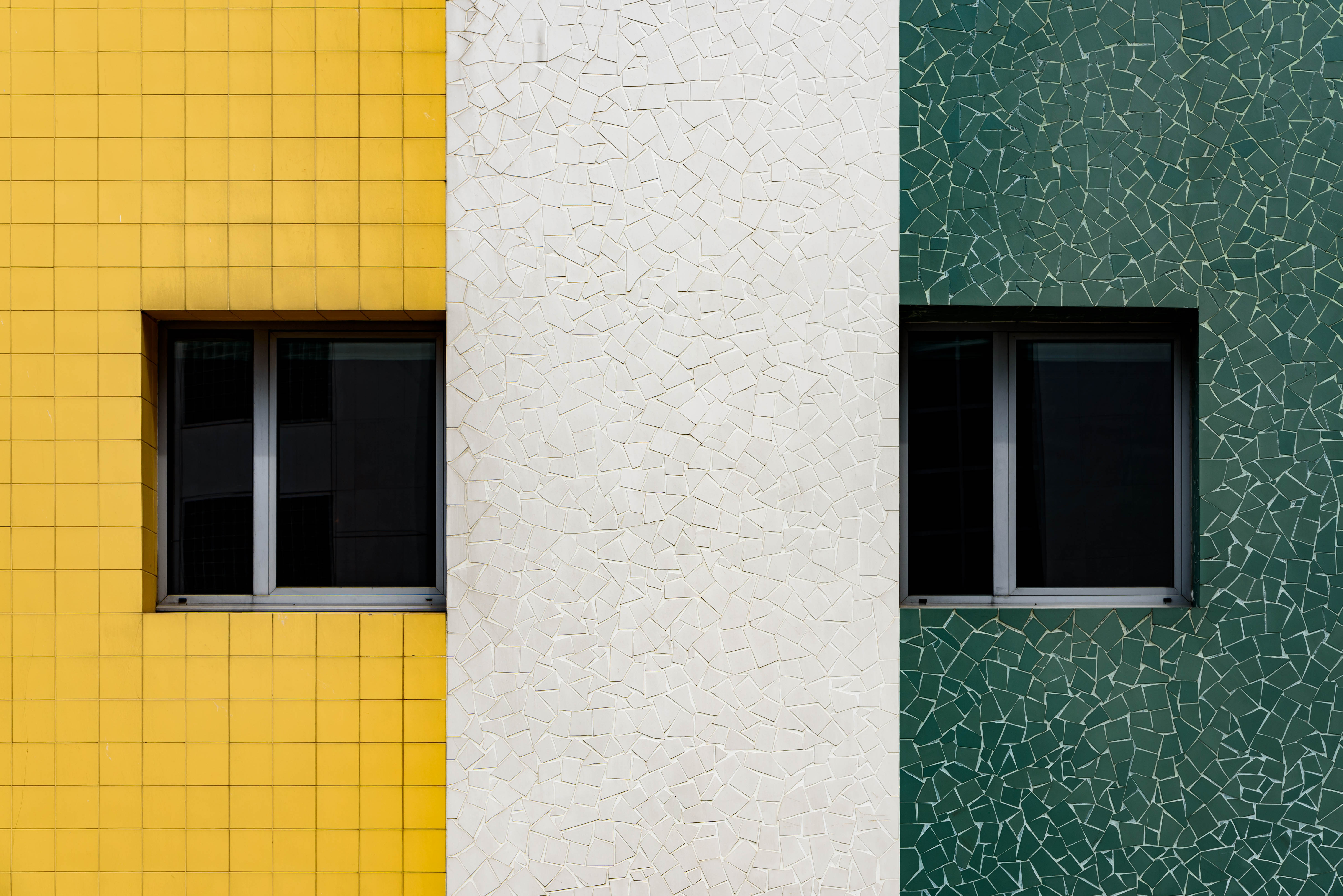 745576 скачать обои белый, стена, сделано человеком, здание, цвета, зеленый, плитка, окно, жёлтый - заставки и картинки бесплатно