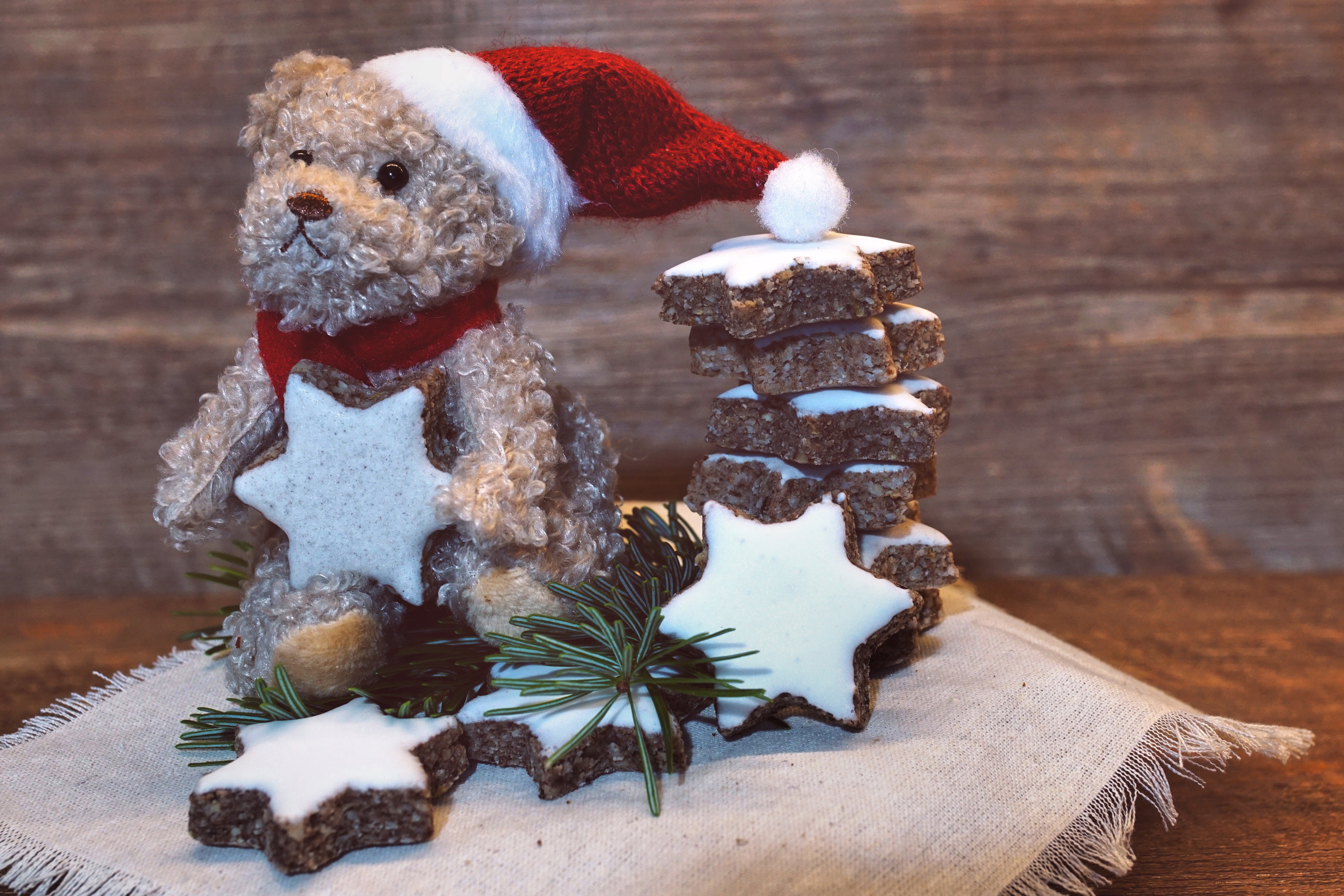 Téléchargez des papiers peints mobile Noël, Vacances, Ours En Peluche, Biscuit, Chapeau De Père Noël gratuitement.