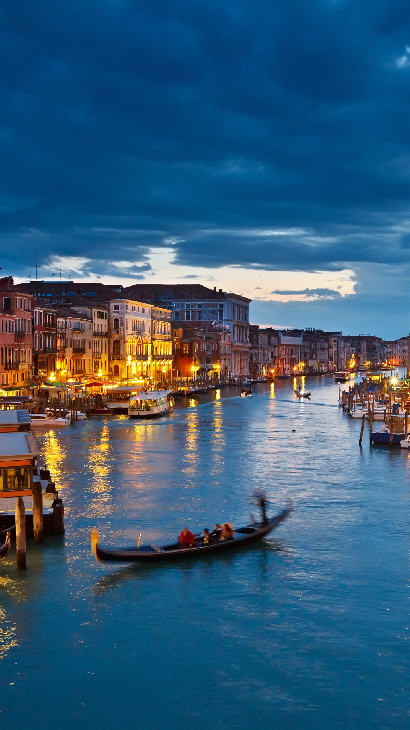 Laden Sie das Städte, Italien, Venedig, Stadt, Licht, Kanal, Nacht, Gondel, Menschengemacht, Großstadt-Bild kostenlos auf Ihren PC-Desktop herunter
