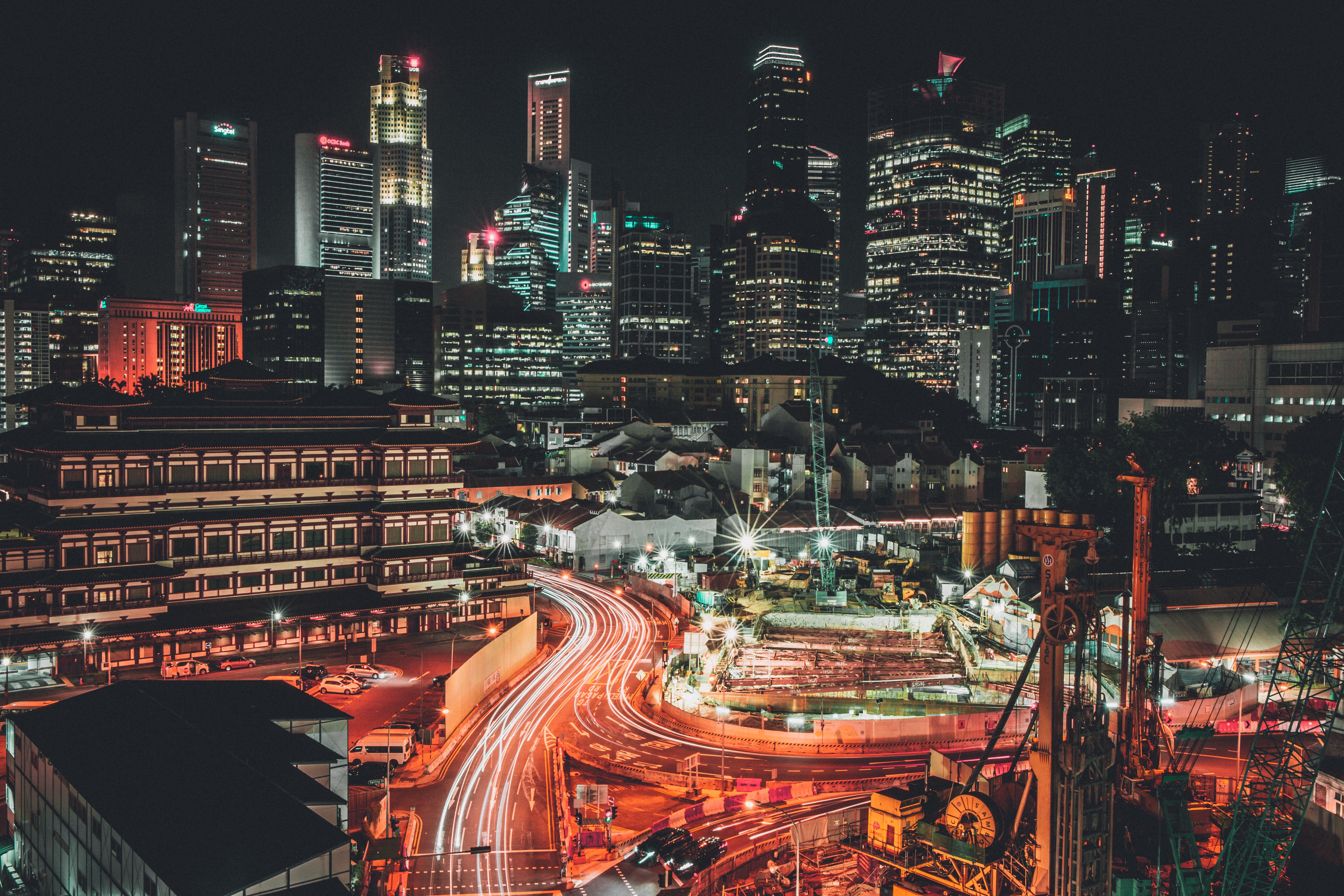 Скачать картинку Города, Небоскребы, Сингапур, Ночь в телефон бесплатно.