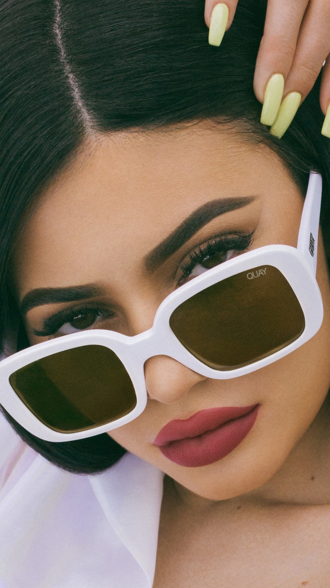 Handy-Wallpaper Gesicht, Brünette, Sonnenbrille, Modell, Amerikanisch, Braune Augen, Berühmtheiten, Lippenstift, Kylie Jenner kostenlos herunterladen.