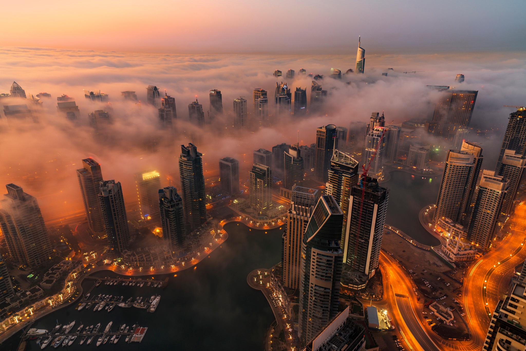 Handy-Wallpaper Städte, Wolkenkratzer, Gebäude, Licht, Nebel, Dubai, Abend, Vereinigte Arabische Emirate, Menschengemacht, Großstadt, Luftbildfotografie kostenlos herunterladen.