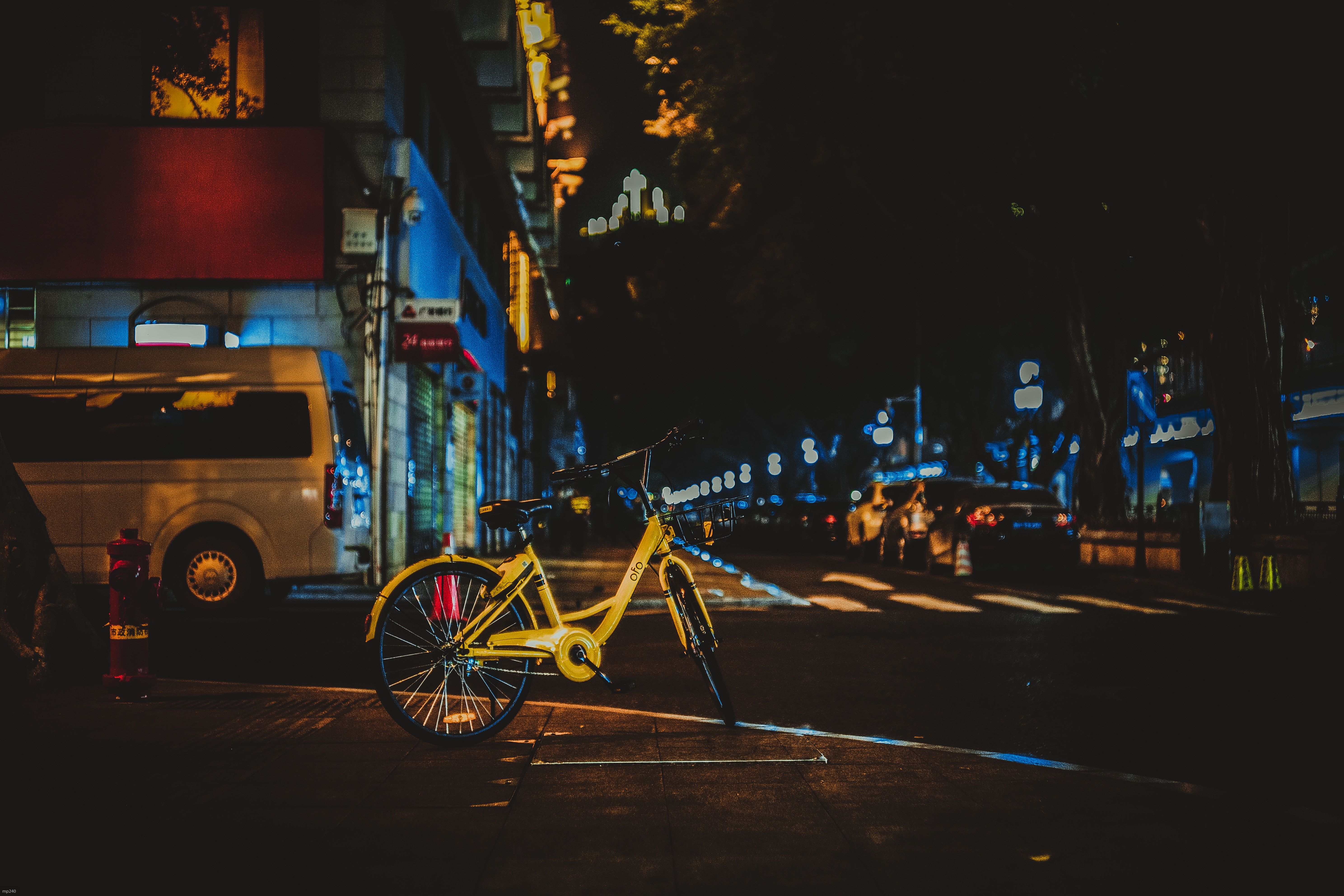 Скачать картинку Вечер, Город, Улица, Города, Велосипед в телефон бесплатно.