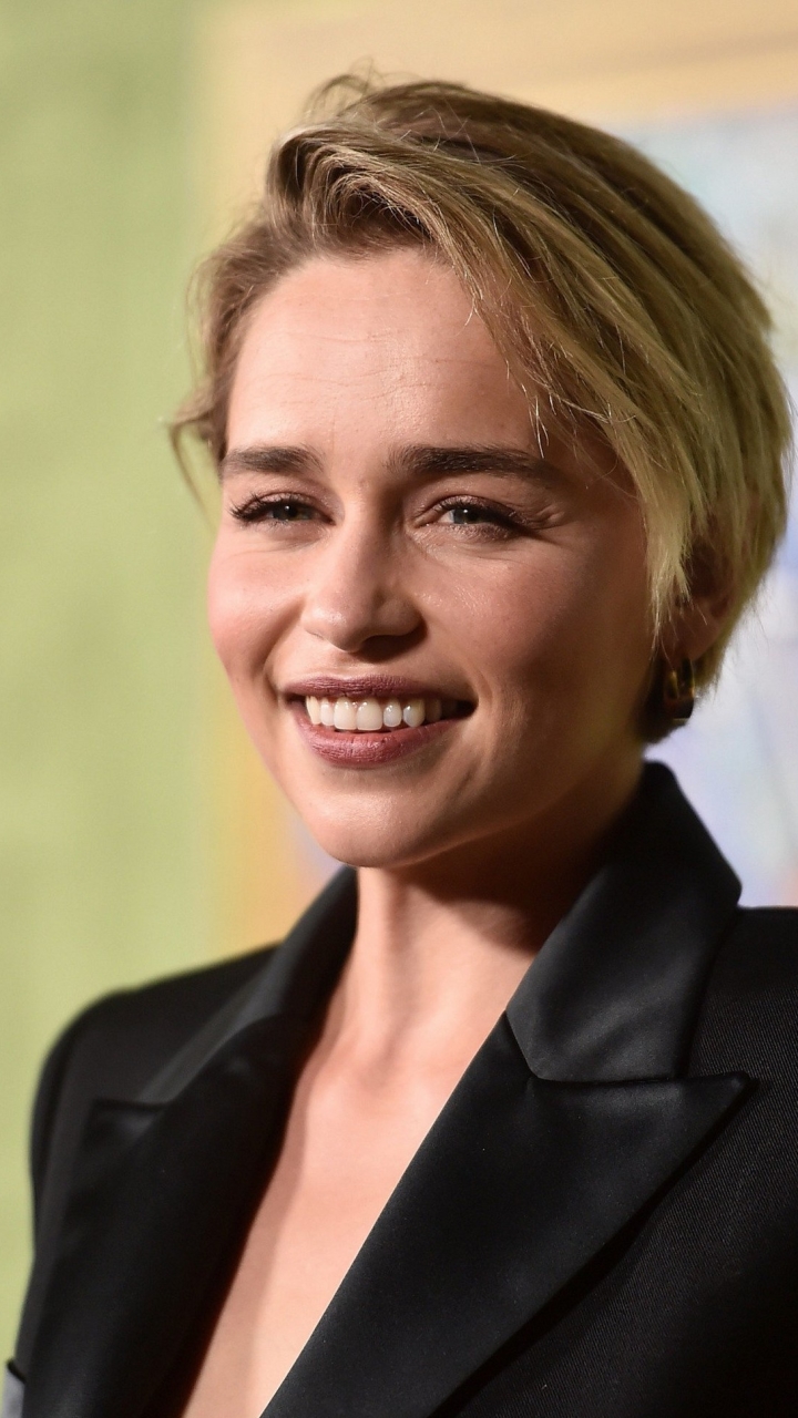 Baixar papel de parede para celular de Sorriso, Inglês, Celebridade, Cabelo Curto, Atriz, Emilia Clarke gratuito.