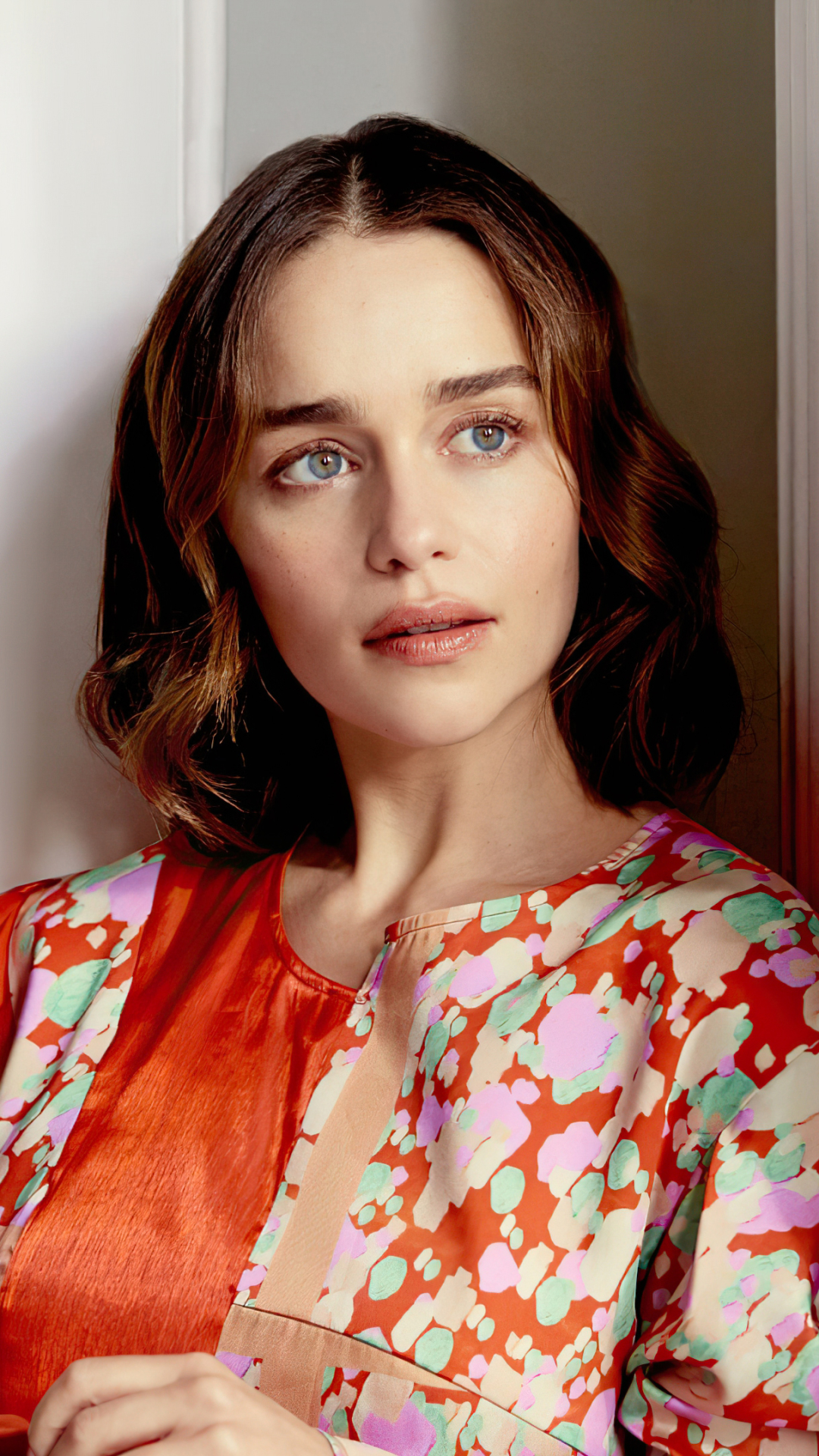 Download mobile wallpaper English, Celebrity, Actress, Emilia Clarke for free.