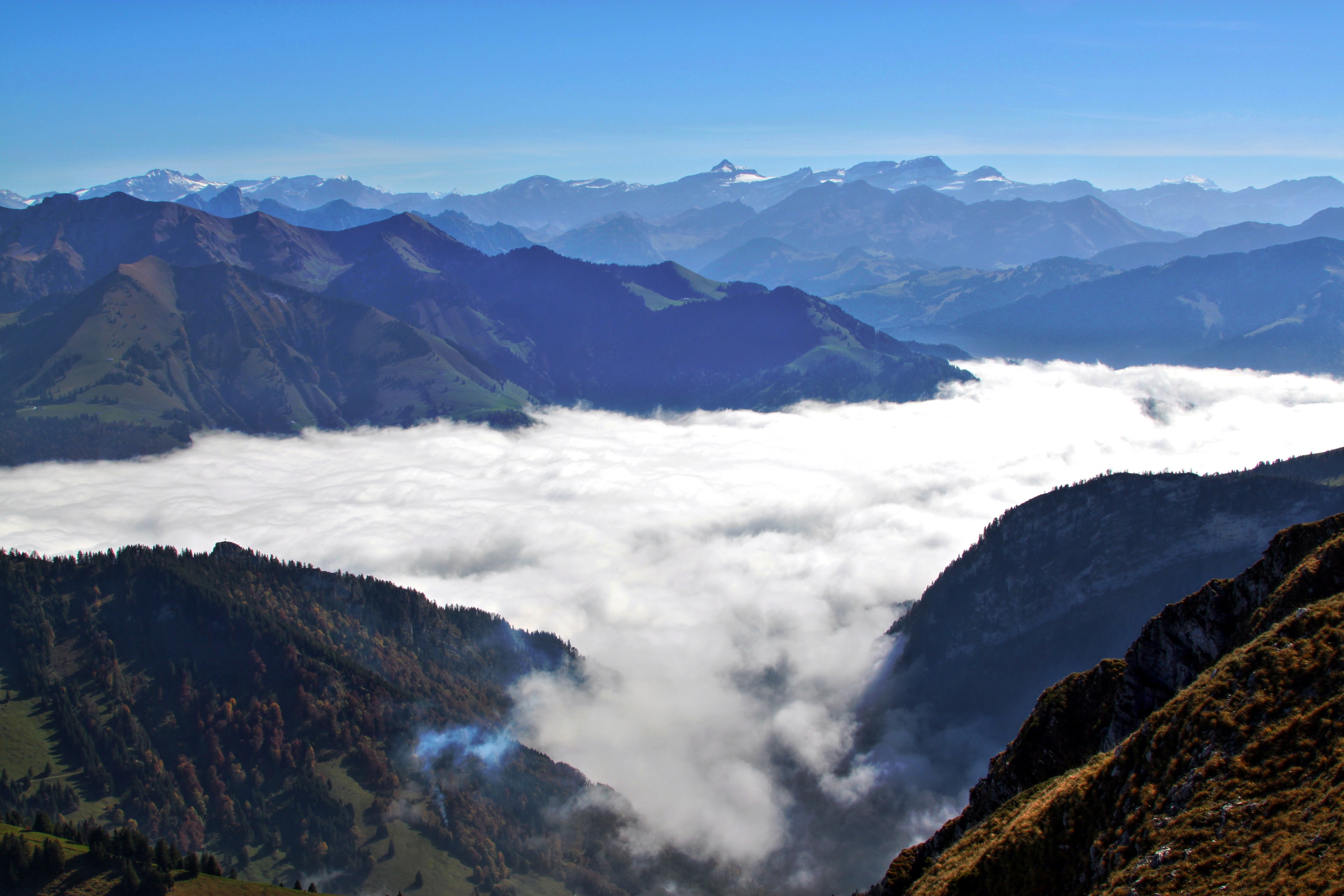 Descarga gratuita de fondo de pantalla para móvil de Naturaleza, Montaña, Niebla, Valle, Tierra/naturaleza, Fotografía Aérea.