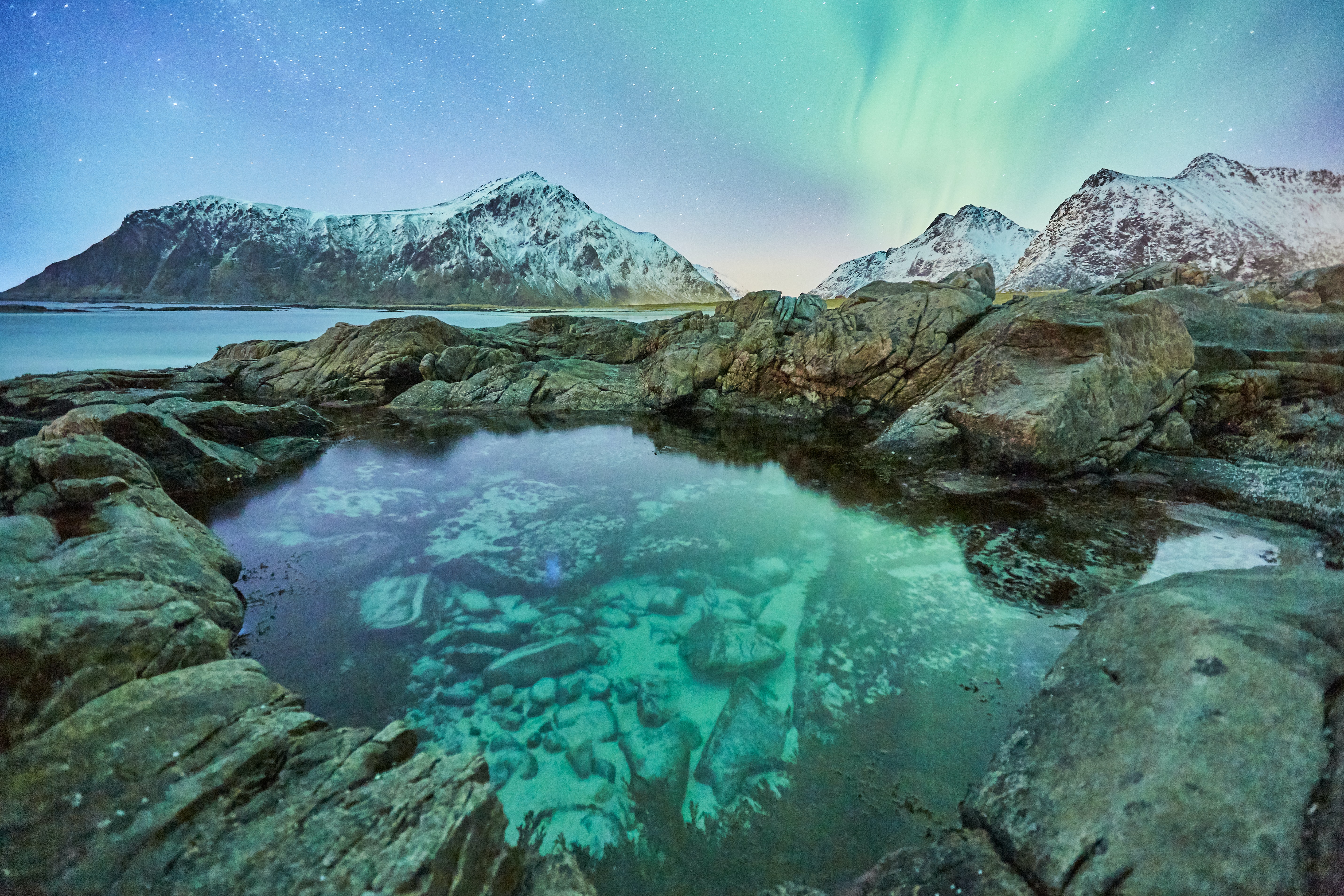 Descarga gratis la imagen Naturaleza, Montañas, Rocas, Lago, Cubierto De Nieve, Las Rocas, Nevado, Auroras Boreales, Aurora Boreal en el escritorio de tu PC