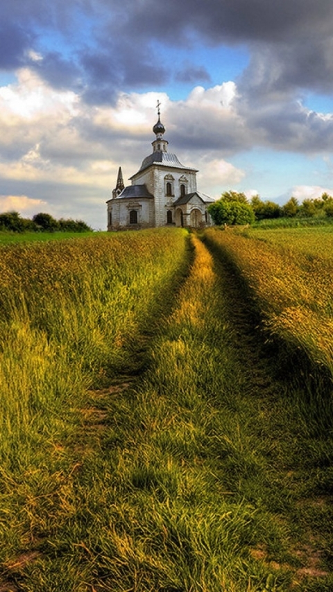 Handy-Wallpaper Feld, Wolke, Kirche, Gras, Kirchen, Religiös, Aufstellen kostenlos herunterladen.