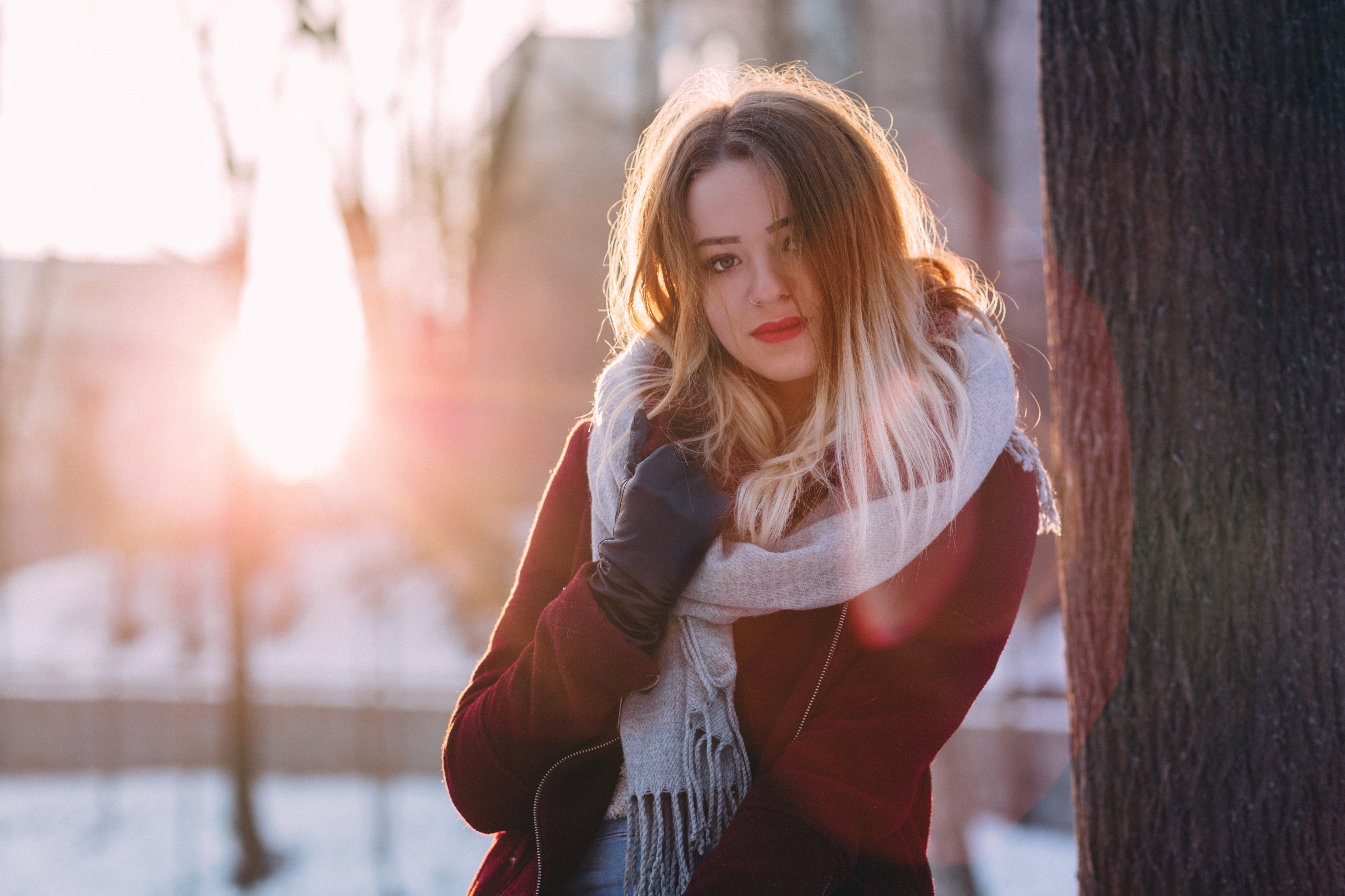 Baixar papel de parede para celular de Inverno, Modelo, Cachecol, Mulheres, Cabelo Loiro, Batom, Profundidade De Campo gratuito.