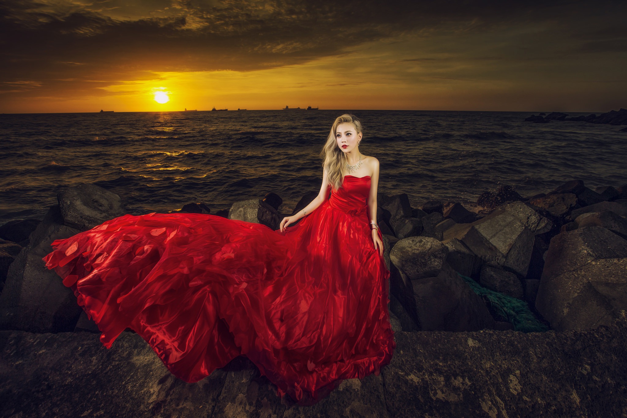 Handy-Wallpaper Horizont, Ozean, Sonnenaufgang, Modell, Frauen, Asiatinnen, Rotes Kleid kostenlos herunterladen.