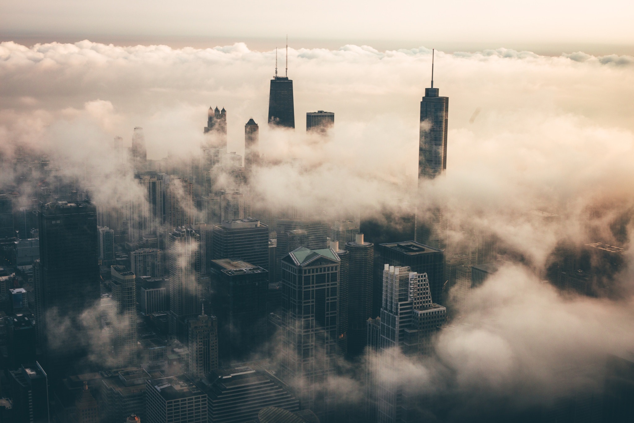 Handy-Wallpaper Städte, Wolkenkratzer, Gebäude, Nebel, Chicago, Vereinigte Staaten Von Amerika, Menschengemacht, Großstadt kostenlos herunterladen.