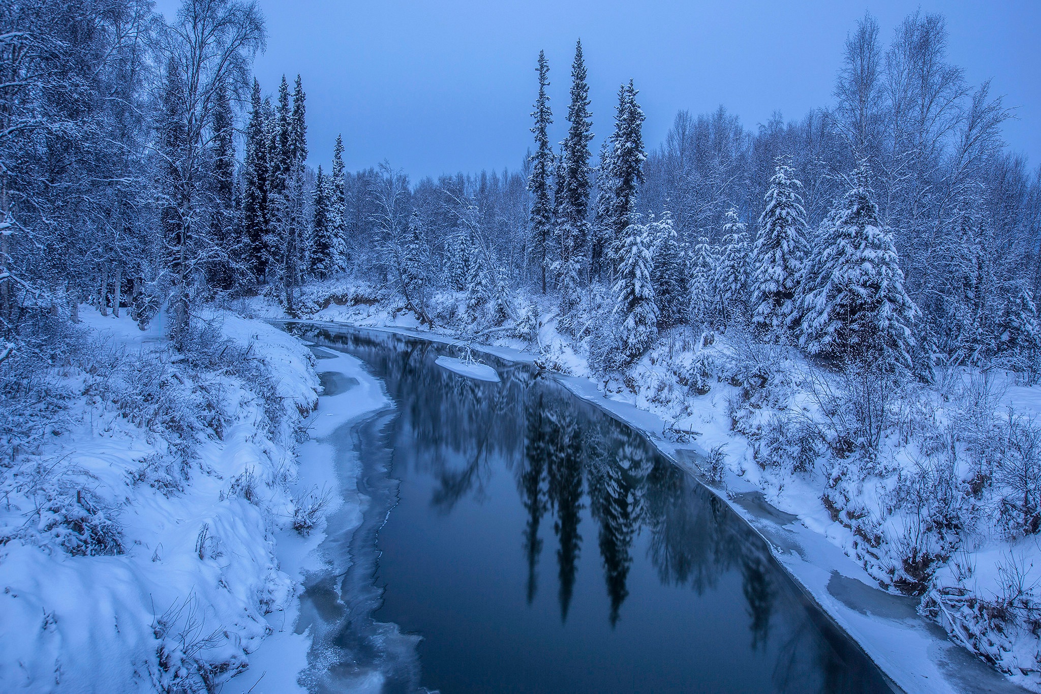 無料モバイル壁紙冬, 川, 雪, 反射, 森, 地球, アラスカをダウンロードします。